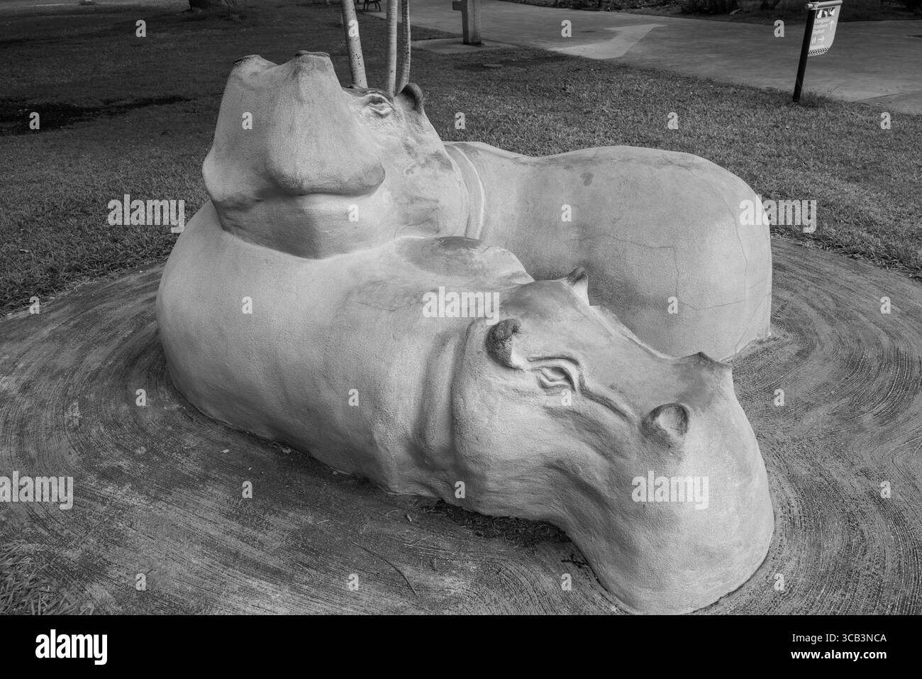 Scultura di due ippopotami che si trovano uno accanto all'altro sul terreno dello zoo di Honolulu, Honolulu, Oahu, Hawaii, USA Foto Stock