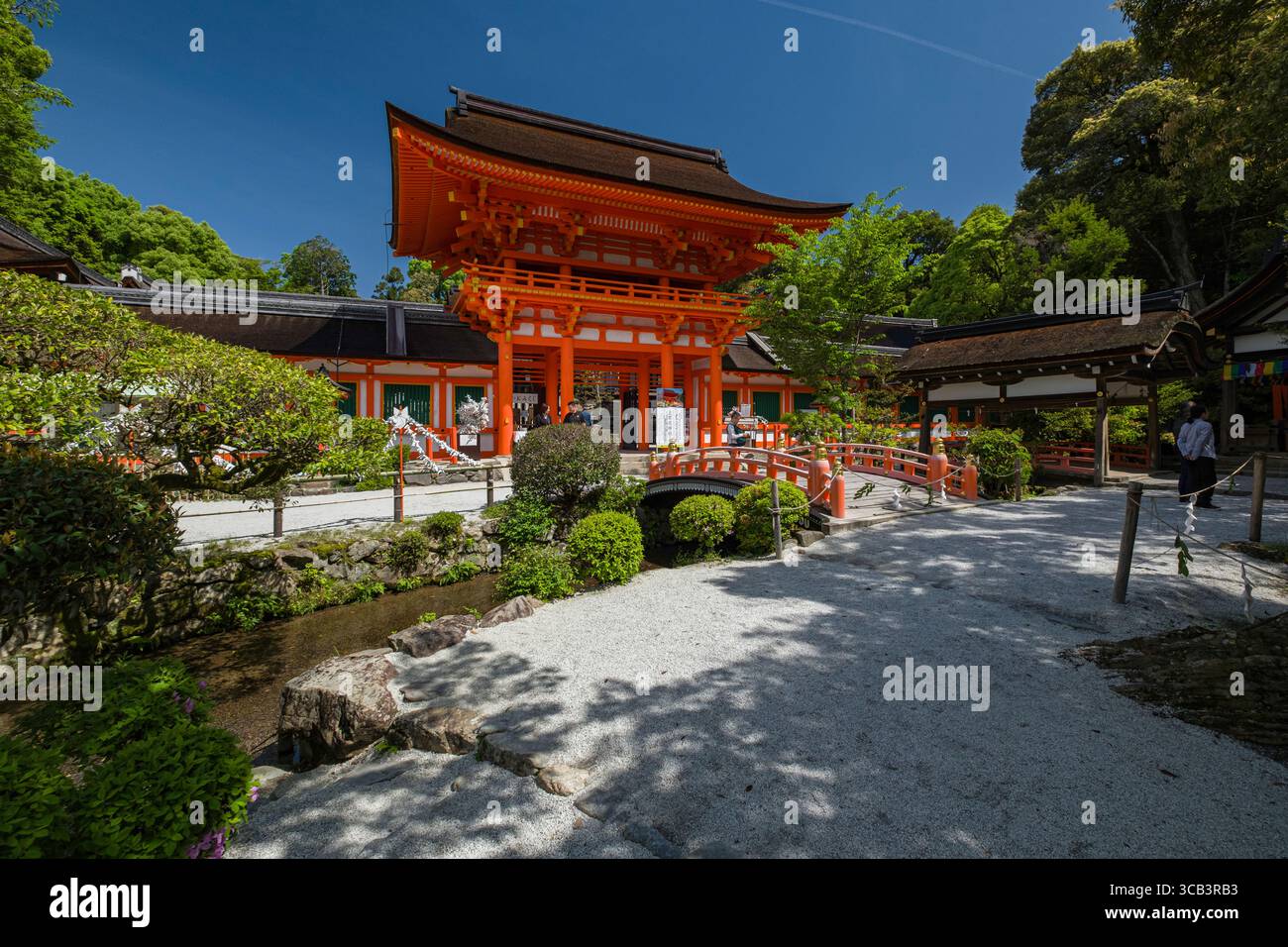 Porta della Torre Ro-mon presso il Santuario di Kamigamo, circondata da lussureggiante vegetazione e da una suggestiva porta torii rossa. Questo tranquillo giardino offre un ambiente tranquillo Foto Stock