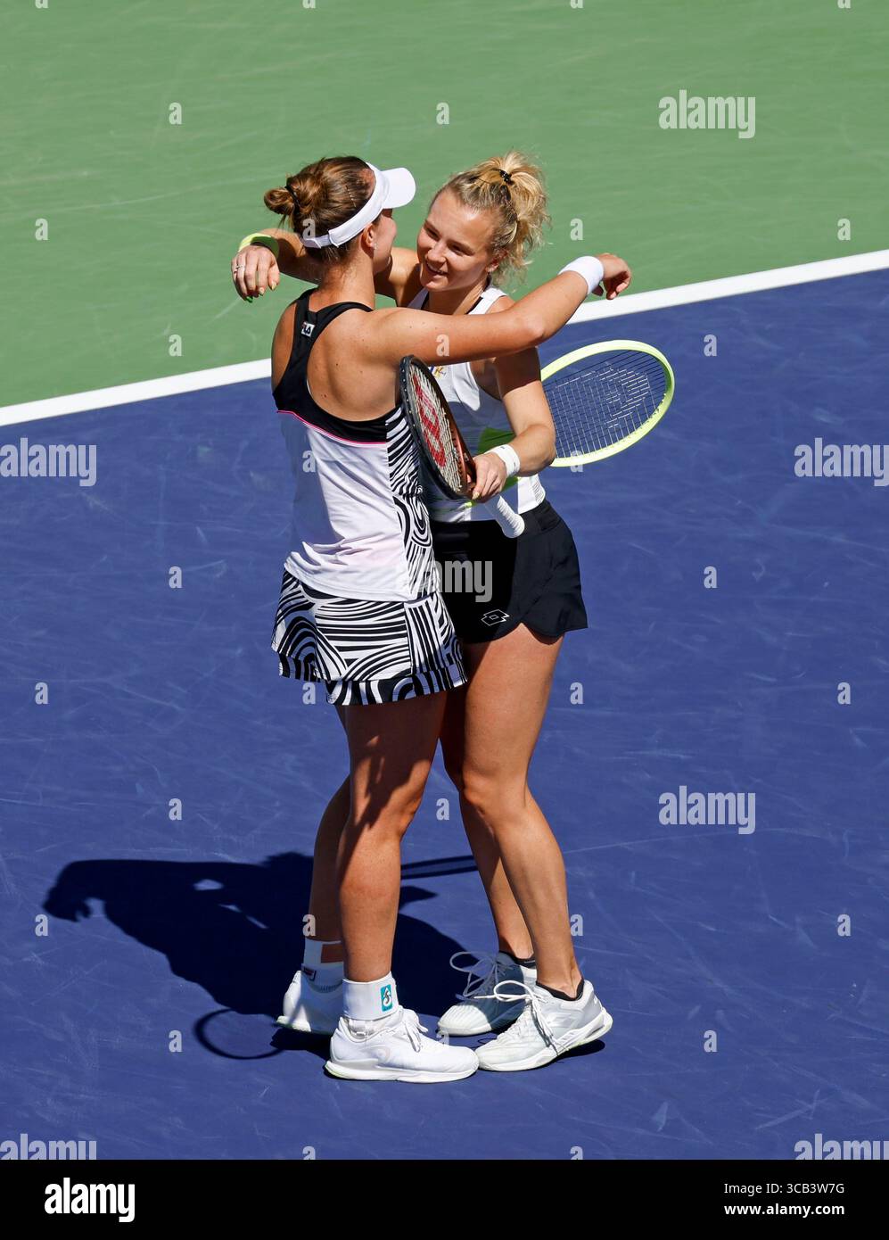 18 marzo 2023 Barbora Krejcikova della Repubblica Ceca, sinistra, e Katerina Siniakova della Repubblica Ceca, destra, celebrano il match point vincente durante la finale di doppio femminile durante il BNP Paribas Open 2023 all'Indian Wells Tennis Garden di Indian Wells, California. Foto obbligatoria: Charles Baus/CSM (immagine di credito: © Charles Baus/CSM via ZUMA Press Wire) Foto Stock