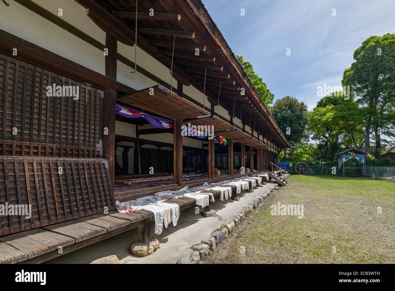 Una tradizionale struttura giapponese in legno sui terreni del Santuario di Kamigamo circondata dal verde. Kyoto, Giappone Foto Stock