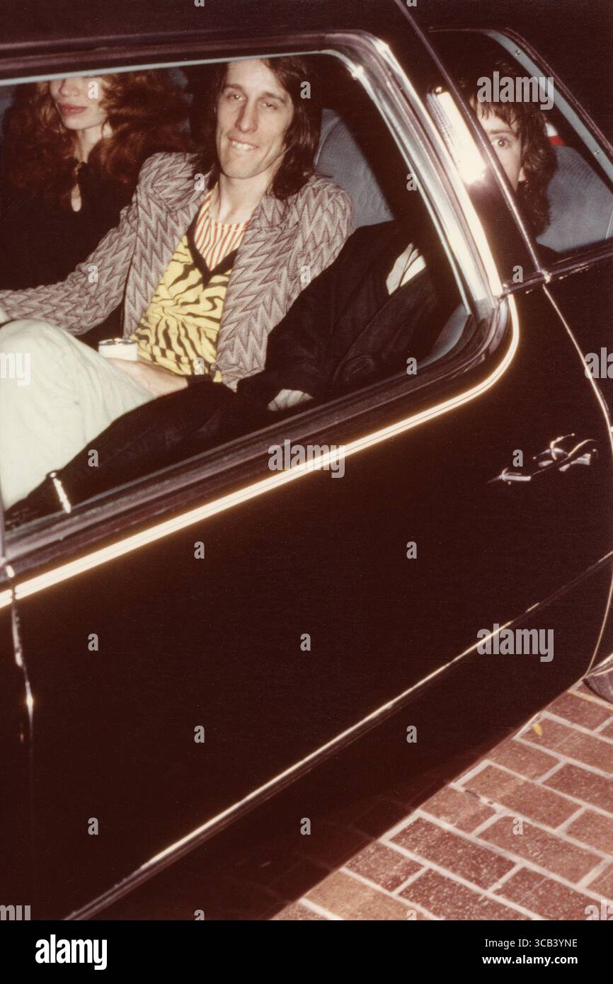 Todd Rundgren lascia una conferenza stampa a Providence, Rhode Island, USA, con la fidanzata Karen Darvin (immagine di credito: © Arthur D'Amario III/ZUMA Press Wire) Foto Stock