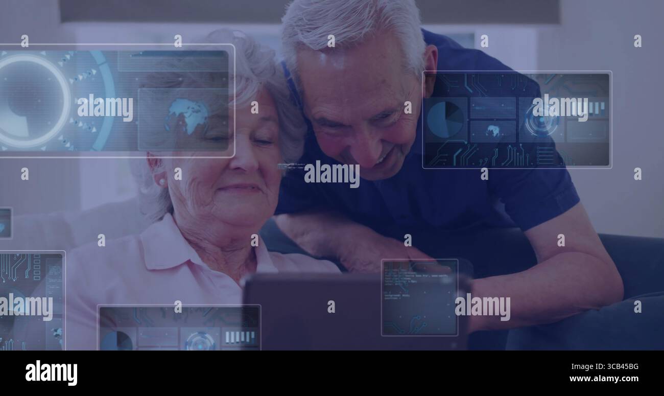 Esplorando la coppia senior che interagisce con il tablet sul divano del soggiorno, con grafica digitale sovrapposta Foto Stock