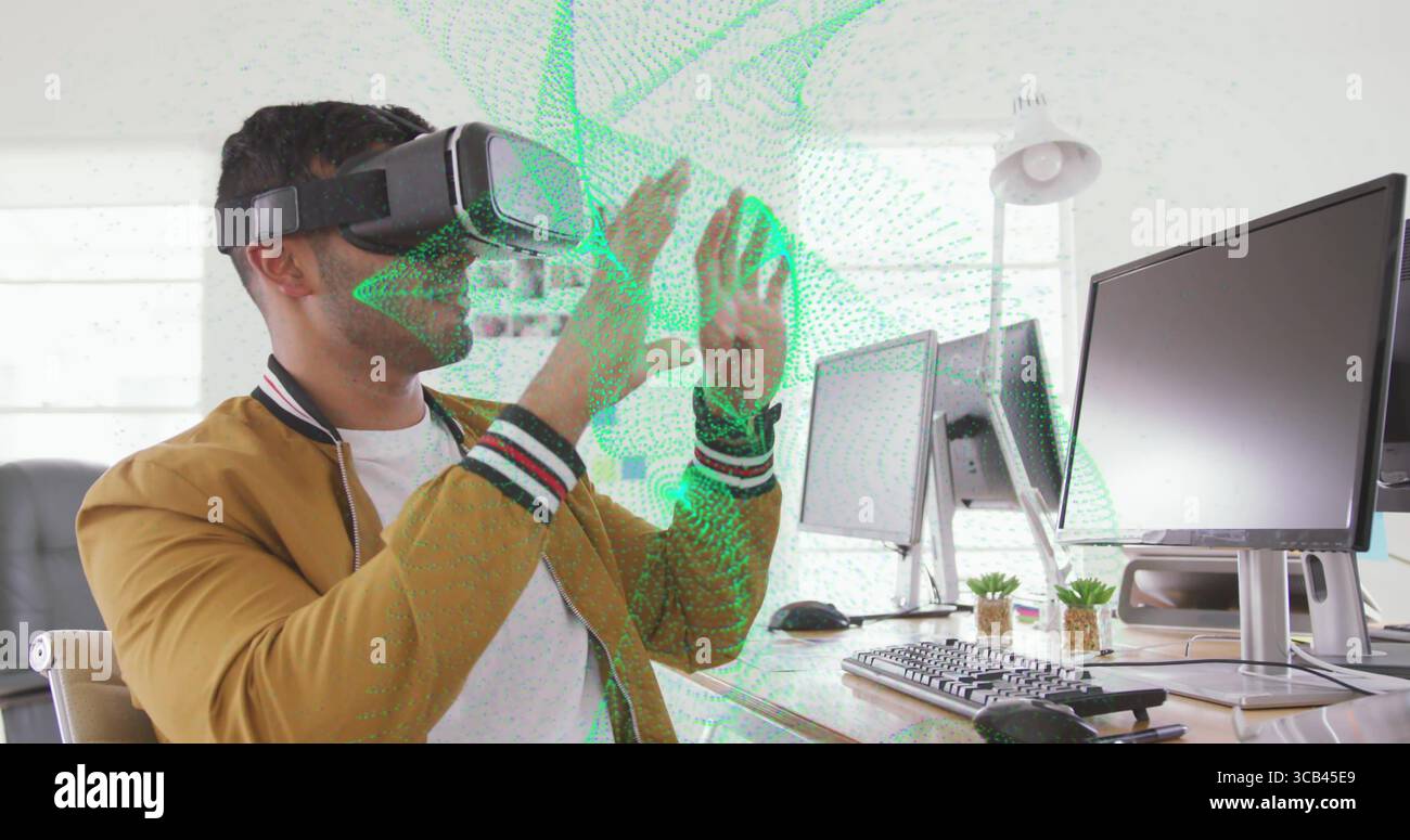 Uomo che interagisce indossando un bomber e un visore VR che si avvicina all'ologramma sulla scrivania e allo spazio di copia Foto Stock