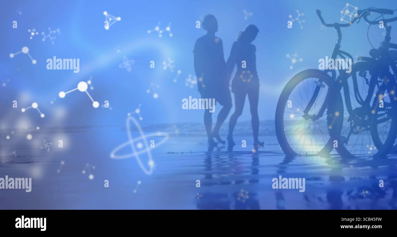 Silhouette da passeggio che indossano pantaloncini in acque poco profonde sulla spiaggia sabbiosa, con biciclette e grafica di rete Foto Stock