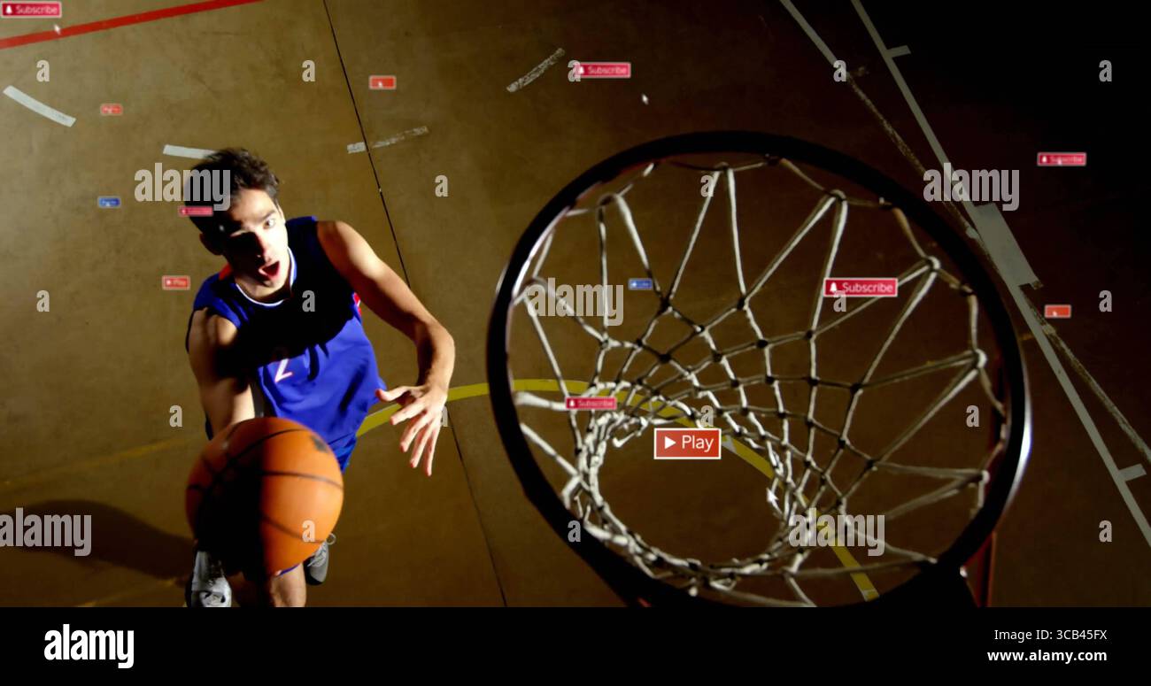 Giocatore di pallacanestro che salta in maglia blu, palla da ginnastica, con icone sovrapposte e spazio per copiare Foto Stock