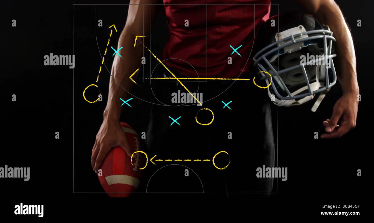 Calcio e casco avvincenti, giocatore maschile adulto che posa in uno studio sportivo con schema di gioco sovrapposto Foto Stock