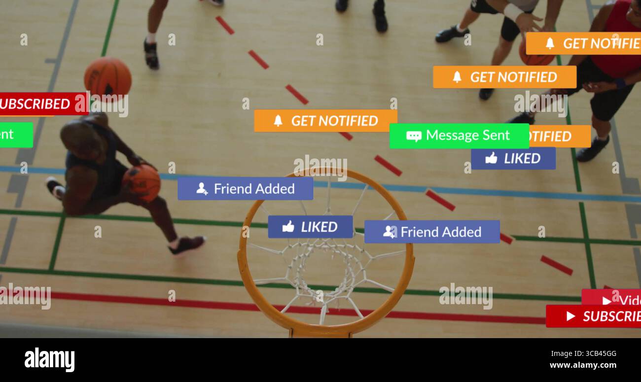 Dribbling maschile che si muove verso il cerchio sul campo da palestra, con palle da basket e grafica di notifica Foto Stock