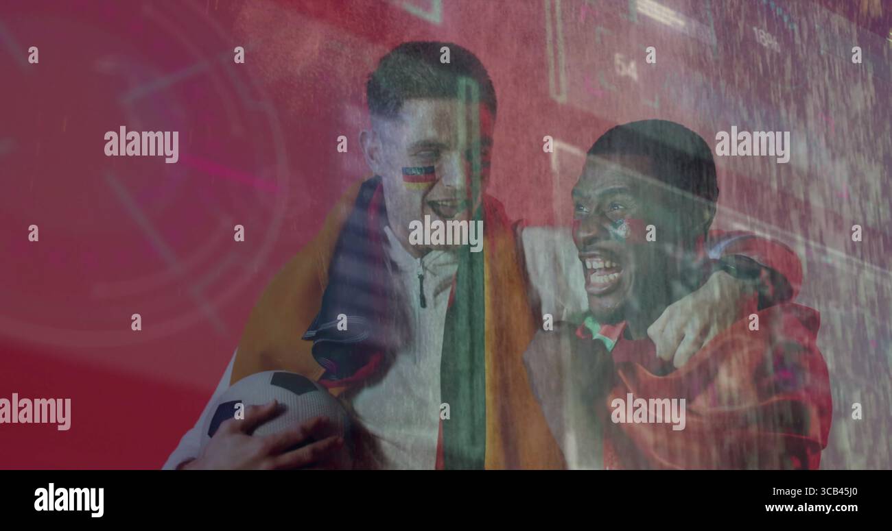 Celebra due tifosi che drappeggiano bandiere, tengono una palla da calcio allo stadio, con schermo LED che mostra le statistiche Foto Stock