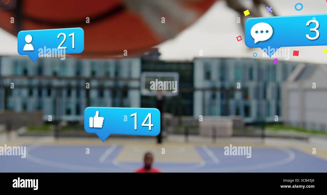 Giocatore di basket in piedi in maglia rossa sul campo blu, con palla arancione e bolle d'allarme fluttuanti Foto Stock