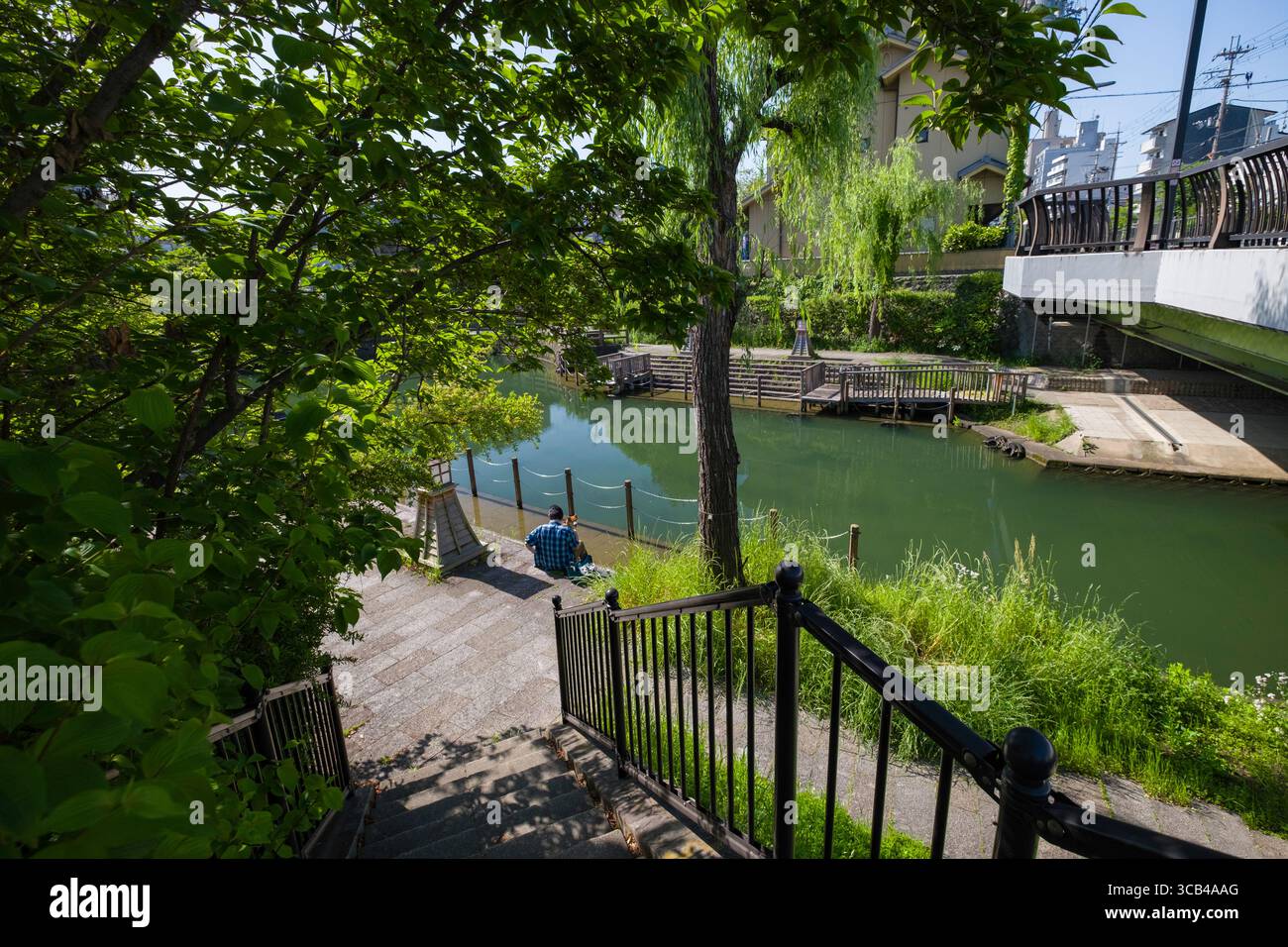 Un tranquillo canale di Jikkokubune caratterizzato da vegetazione lussureggiante, un sentiero e un tranquillo corso d'acqua, perfetto per il relax e la contemplazione, Kyoto, Giappone Foto Stock