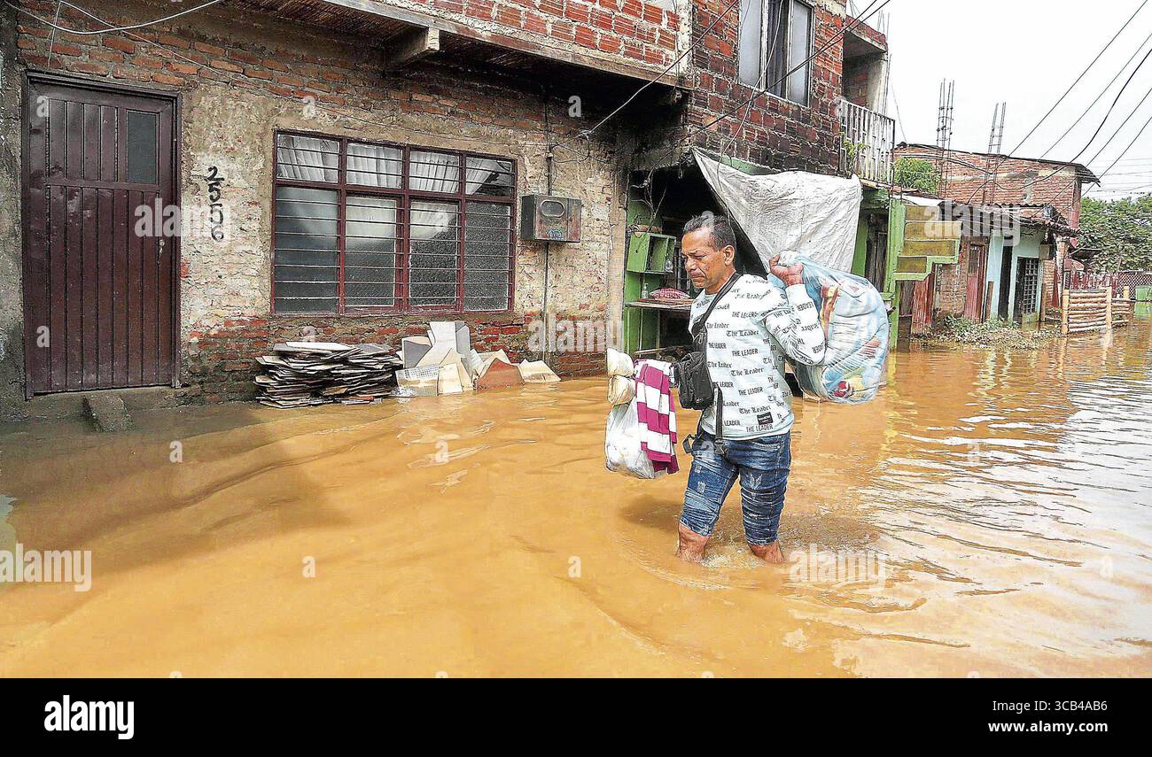 7 maggio 2023: Cali, Colombia 13 noviembre 2022.Cuatro dÃÆ llevan cientos de familias inundadas por las fuertes lluvias en el Sector de Playa Renaciente, nororiente de Cali y pese a que hay decenas de bebÃÆ©s, niÃÆ’Ã‚±os, adultos mayores y perder todas sus pertenencias por el desbordamiento del Ã‚ del caullorica del Ã‚­o rÃÆ Ã‚­as. ELLOS piden urgente comida, carpas, colchonetas, frazadas y ropa, pues lo perdieron todo durante la temporada invernal. CrÃÆ'Ã‚©dito: CEET FotÃÆ'Ã‚³grafo: JUAN PABLO RUEDA (immagine di credito: © El Tiempo/GDA via ZUMA Press Wire) Foto Stock