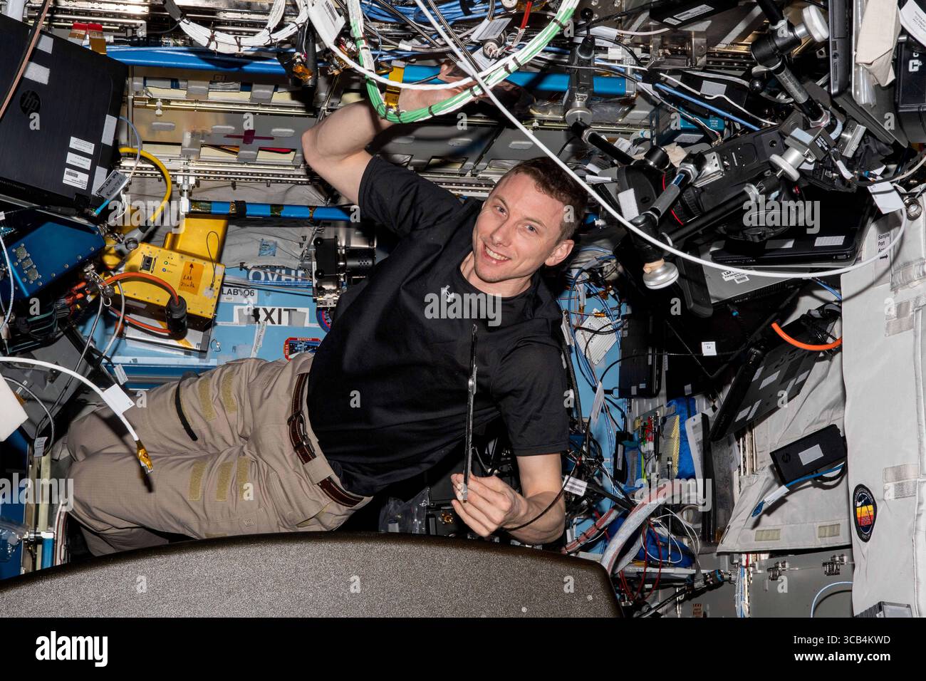 18 luglio 2023, stazione spaziale Internazionale, ORBITA TERRESTRE: Astronauta della NASA ed Expedition 69 l'ingegnere di volo Woody Hoburg posa all'interno del modulo Destiny mentre installa componenti elettronici e di comunicazione alla stazione spaziale Internazionale, 18 luglio 2023 a Earth Orbit. (Immagine di credito: © NASA/Planet Pix via ZUMA Press Wire) Foto Stock 18 luglio 2023, stazione spaziale Internazionale, ORBITA TERRESTRE: Astronauta della NASA ed Expedition 69 l'ingegnere di volo Woody Hoburg posa all'interno del modulo Destiny mentre installa componenti elettronici e di comunicazione alla stazione spaziale Internazionale, 18 luglio 2023 a Earth Orbit. (Immagine di credito: © NASA/Planet Pix via ZUMA Press Wire) Foto Stock