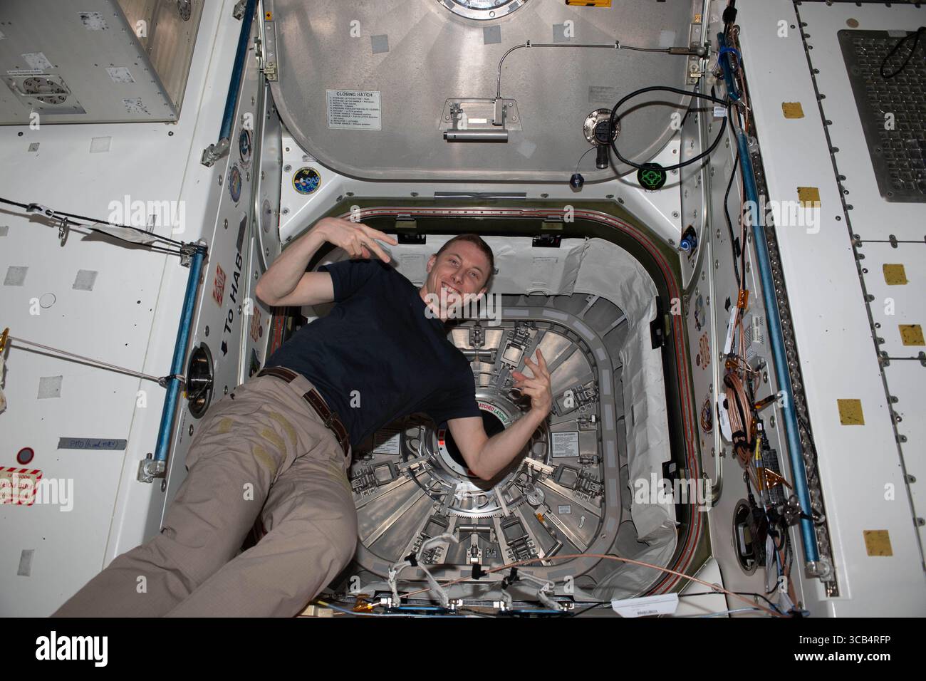 4 agosto 2023, stazione spaziale Internazionale, ORBITA TERRESTRE: Astronauta della NASA ed Expedition 69 l'ingegnere di volo Woody Hoburg posa per un ritratto all'interno del vestibolo che separa il modulo Unity dal portello merci spaziale Northrop Grumman Cygnus presso la stazione spaziale Internazionale, 4 agosto 2023 a Earth Orbit. (Immagine di credito: © NASA/Planet Pix via ZUMA Press Wire) Foto Stock 4 agosto 2023, stazione spaziale Internazionale, ORBITA TERRESTRE: Astronauta della NASA ed Expedition 69 l'ingegnere di volo Woody Hoburg posa per un ritratto all'interno del vestibolo che separa il modulo Unity dal portello merci spaziale Northrop Grumman Cygnus presso la stazione spaziale Internazionale, 4 agosto 2023 a Earth Orbit. (Immagine di credito: © NASA/Planet Pix via ZUMA Press Wire) Foto Stock
