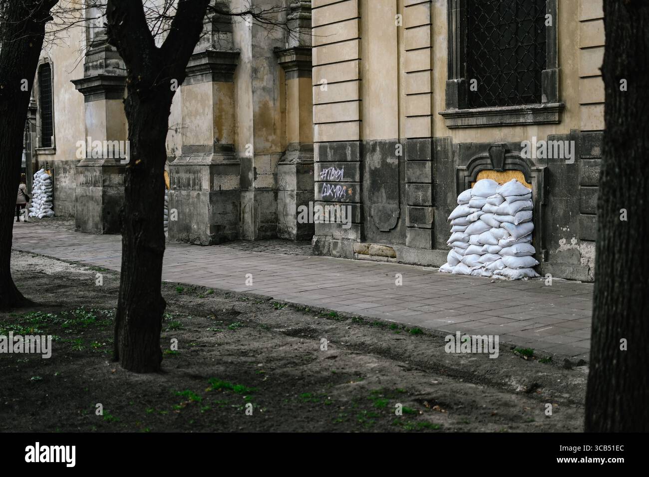 31 marzo 2023, Leopoli, regione di Leopoli, Ucraina: Sacchi di sabbia sono messi per proteggere un edificio religioso. Nell'ambito dell'invasione russa in Ucraina, le persone continuano a vivere quotidianamente a Leopoli, Ucraina occidentale, nel marzo 2023. (Immagine di credito: © Adrien Fillon/ZUMA Press Wire) Foto Stock