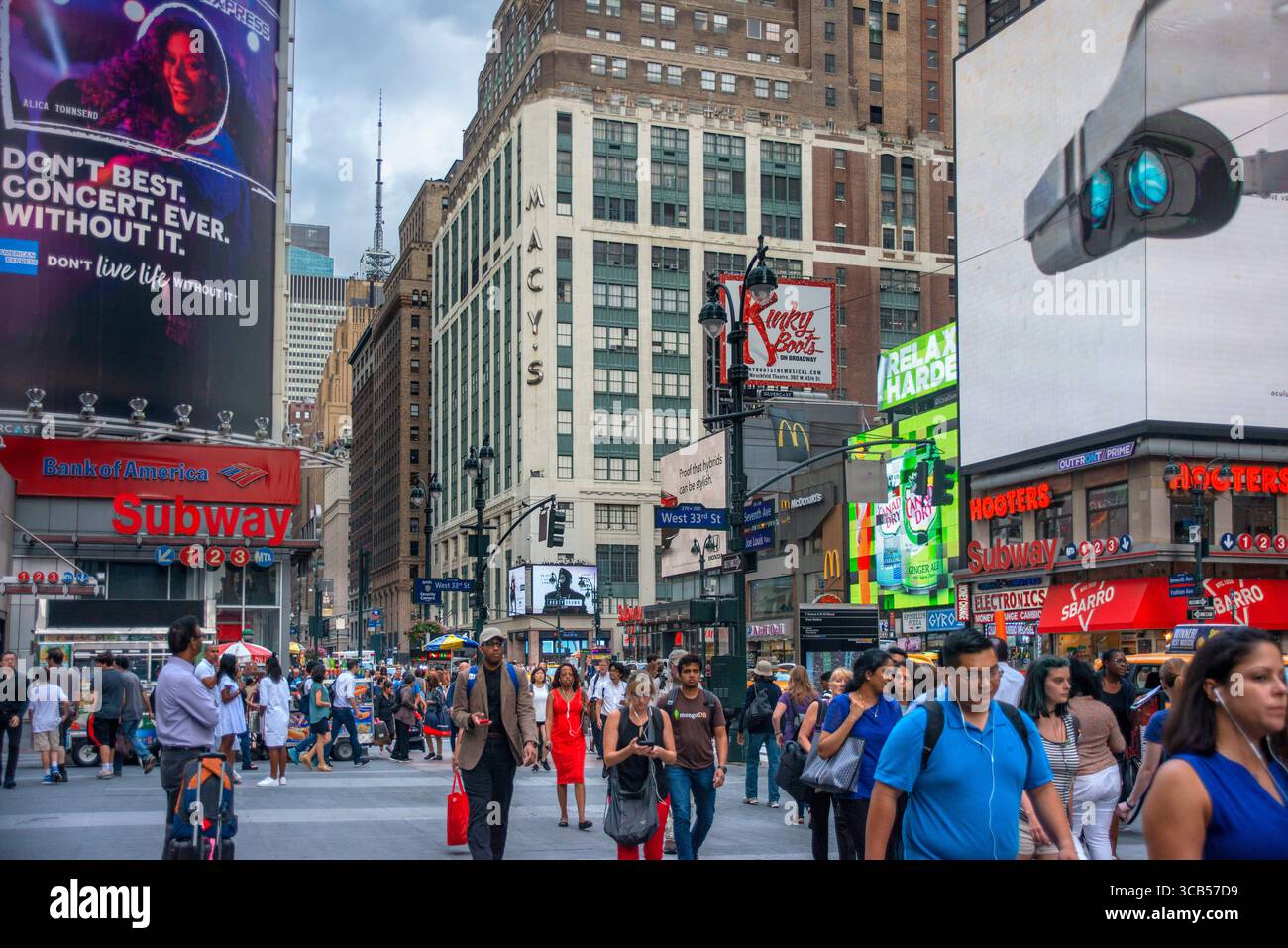 20 agosto 2018, New York, New York, Stati Uniti: New York Subway. Settima strada. Fashion Avenue. Manhattan. STATI UNITI. Quasi trenta milioni di visitatori all'anno passano attraverso questa zona di â€‹â€‹Manhattan, e la maggior parte lo fa di notte , quando i suoi spettacoli migliori . La TV enorme e centinaia di insegne al neon pubblicizzano tutti i tipi di prodotti e spettacoli al suono delle cabine gialle che sfrecciano . Così chiamato perché gli uffici del New York Times sono stati collocati qui nel 1904. C'è stato un tempo in cui prostituzione, droga e crimine erano sinonimo di Times Square oggi è diventato pieno di teatri, auditorium, hotel e sontuoso riposo Foto Stock