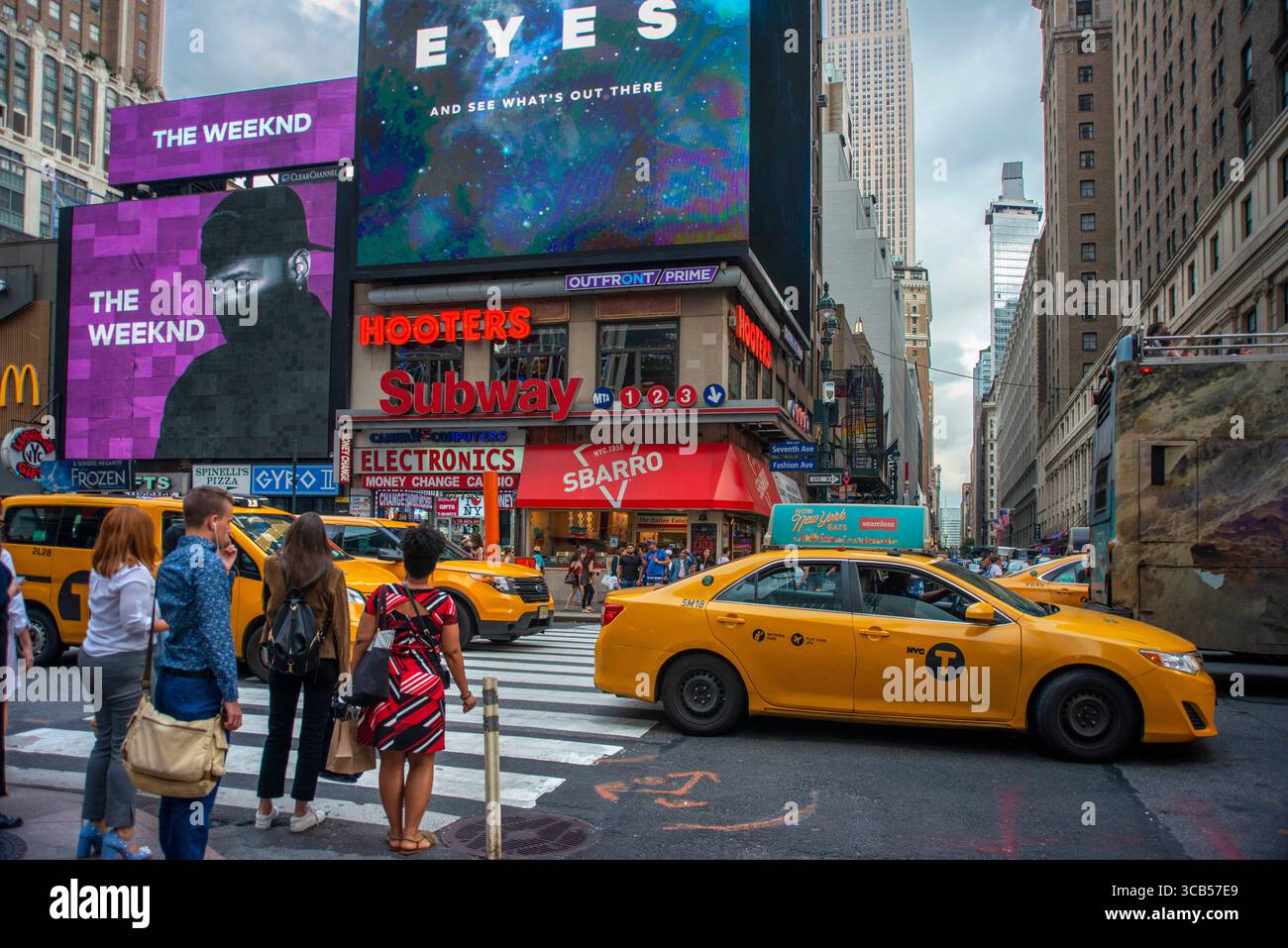 20 agosto 2018, New York, New York, Stati Uniti: New York Subway. Settima strada. Fashion Avenue. Manhattan. STATI UNITI. Quasi trenta milioni di visitatori all'anno passano attraverso questa zona di â€‹â€‹Manhattan, e la maggior parte lo fa di notte , quando i suoi spettacoli migliori . La TV enorme e centinaia di insegne al neon pubblicizzano tutti i tipi di prodotti e spettacoli al suono delle cabine gialle che sfrecciano . Così chiamato perché gli uffici del New York Times sono stati collocati qui nel 1904. C'è stato un tempo in cui prostituzione, droga e crimine erano sinonimo di Times Square oggi è diventato pieno di teatri, auditorium, hotel e sontuoso riposo Foto Stock