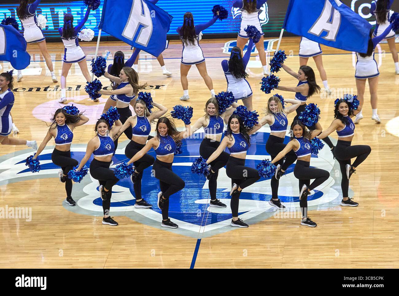 Seton Hall Pirates cheerleaders durante la partita di basket Garden State Hardwood Classic contro i Rutgers Scarlet Knights al Prudential Center di Newark, New Jersey, sabato 9 dicembre 2023. Duncan Williams/CSM (immagine di credito: Foto Stock