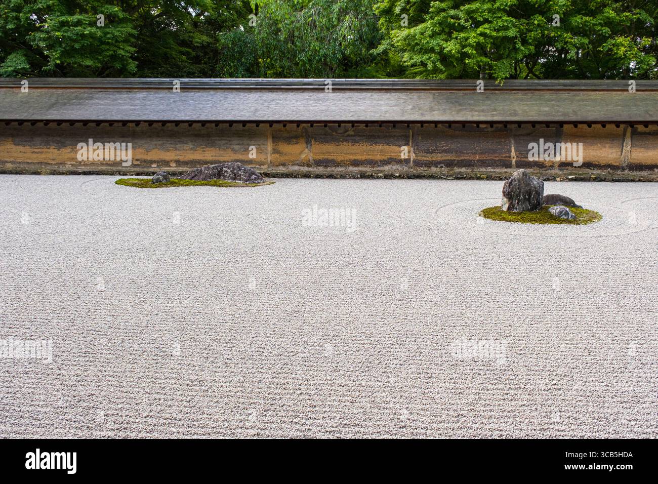 Kare-Sansui paesaggio secco Giardino Zen presso il tempio buddista Ryōan-ji, che incarna pace e consapevolezza, Kyoto, Giappone Foto Stock