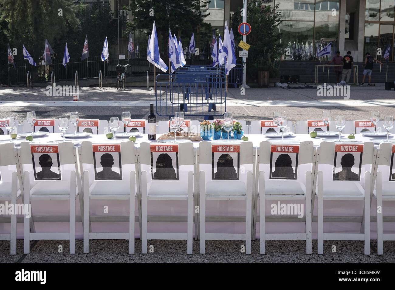 20 ottobre 2023, Tel Aviv, Israele: Le famiglie israeliane degli ostaggi conducono uno Shabbat Kabbalat, accogliendo la cerimonia di sabato, accanto ad un tavolo fisso circondato da 203 sedie vuote in attesa che gli ostaggi e i dispersi tornino, vicino al Museo d'Arte di Tel Aviv Israele è impegnato in una guerra contro Hamas della Striscia di Gaza a seguito di un massiccio fuoco missilistico dalla Striscia di Gaza in Israele, infiltrazione di uomini armati nel territorio israeliano, massacro di donne e bambini civili nelle loro case e presa in ostaggio di civili e soldati. 300.000 riservisti sono stati dispiegati e l’aviazione israeliana è ma Foto Stock