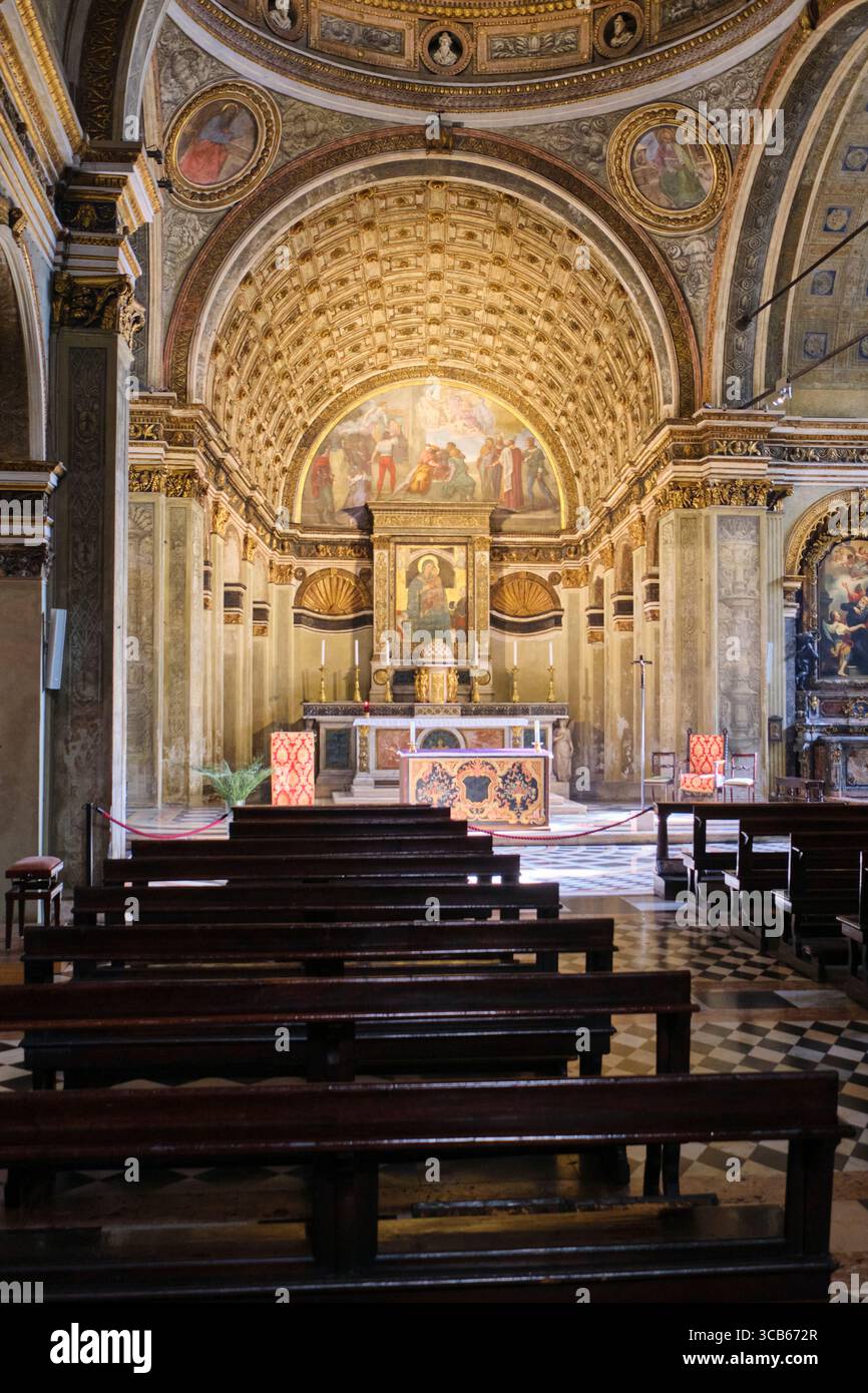 Il famoso Trompe-l'oeil, profondità, prospettiva finta, illusione ingannevole dell'altare di Donato Bramante. Nella chiesa di Santa Maria a Milano, Italia. Foto Stock