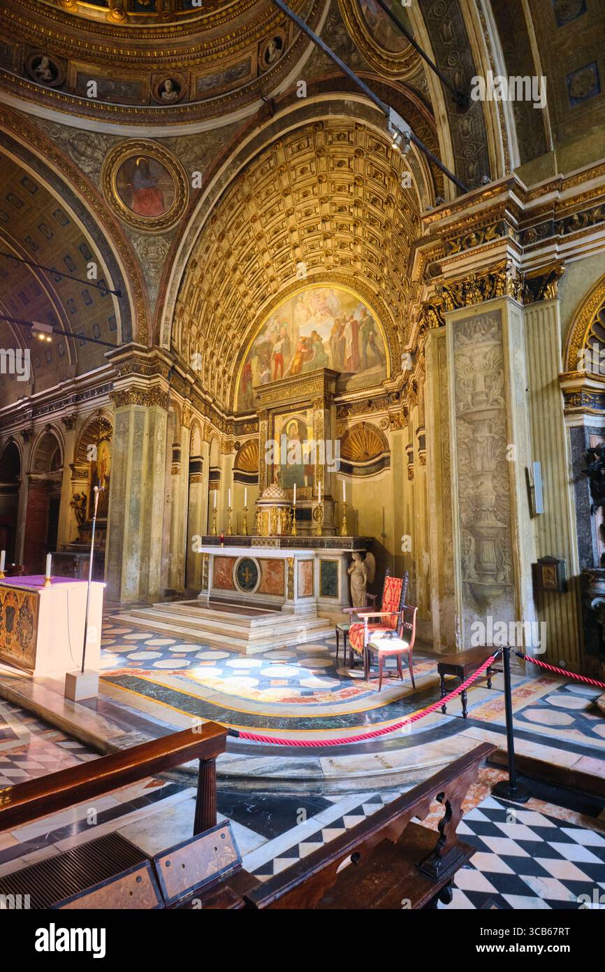 Il famoso Trompe-l'oeil, profondità, prospettiva finta, illusione ingannevole dell'altare di Donato Bramante. Nella chiesa di Santa Maria a Milano, Italia. Foto Stock