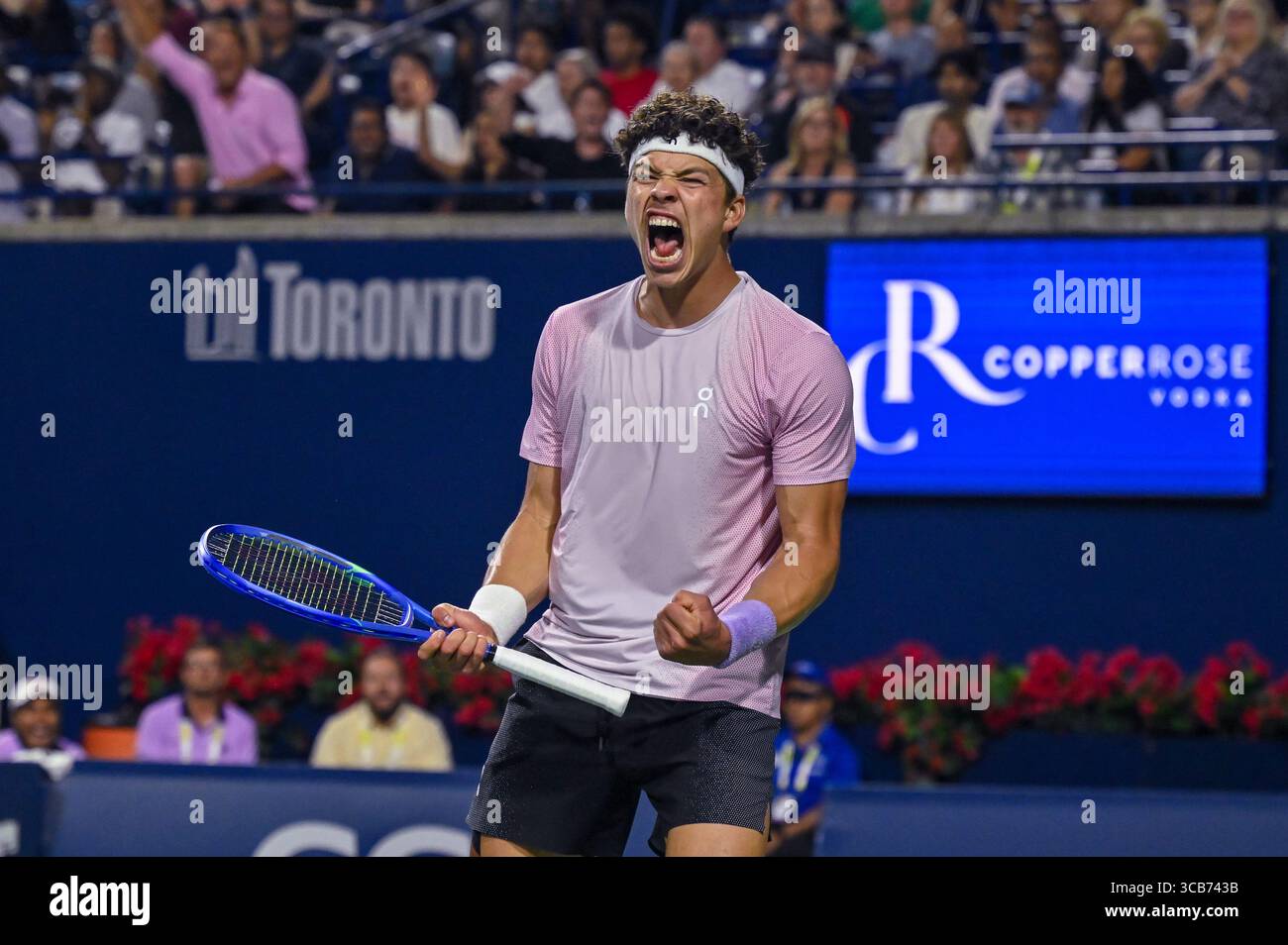 Toronto, Canada. 7 agosto 2025 il tennista americano Ben Shelton reagisce alla sua vittoria alla finale del National Bank Open presentata da Rogers al Sobeys Stadium di Toronto. Foto Stock