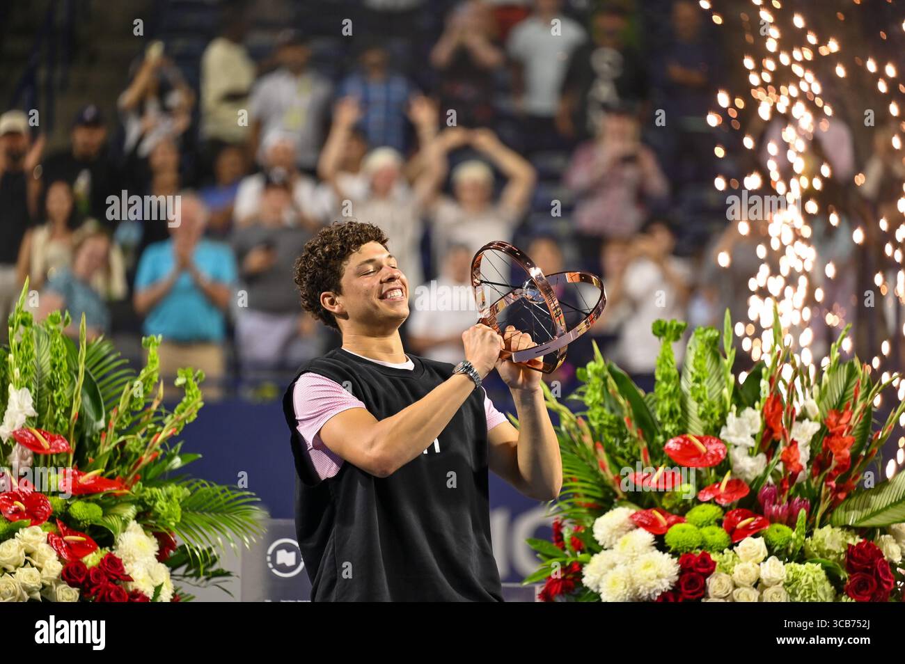 Toronto, Canada. 7 agosto 2025 il tennista americano Ben Shelton si posa con il trofeo dopo la vittoria alla finale del National Bank Open presentata da Rogers al Sobeys Stadium di Toronto. Foto Stock