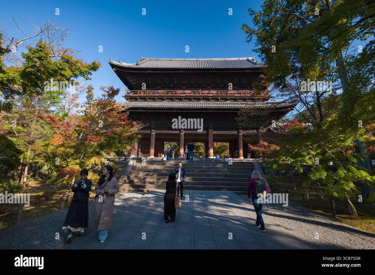 Nanzenji Sammon Gate in un ambiente autunnale, circondato da un vivace fogliame, visitatori e cielo blu. Nanzenji Fukuchicho, Sakyo Ward, Kyoto, Giappone Foto Stock