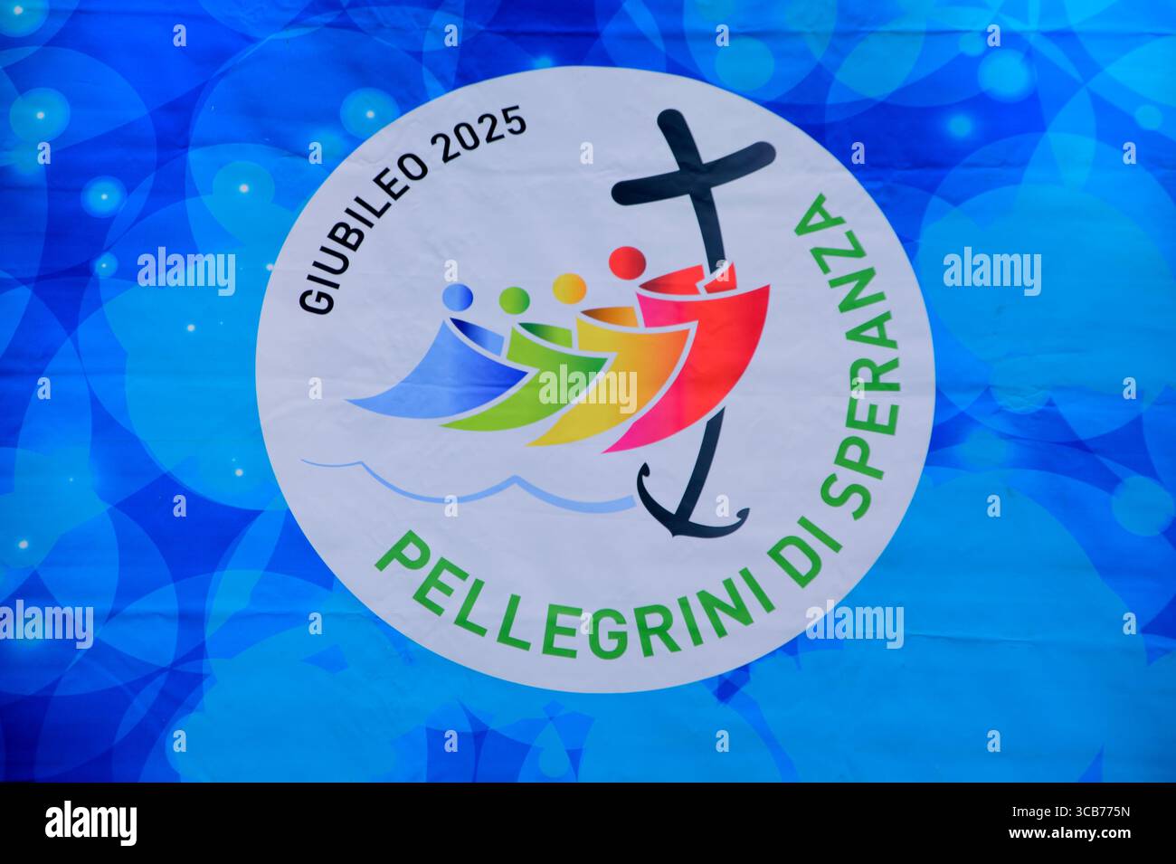 10 dicembre 2023, città del Vaticano, Stato della città del Vaticano: Il logo ufficiale del Giubileo 2025 con la scritta in italiano "pellegrini della speranza" in Piazza San Pietro durante il periodo natalizio in città del Vaticano. (Immagine di credito: © Marcello Valeri/ZUMA Press Wire) Foto Stock