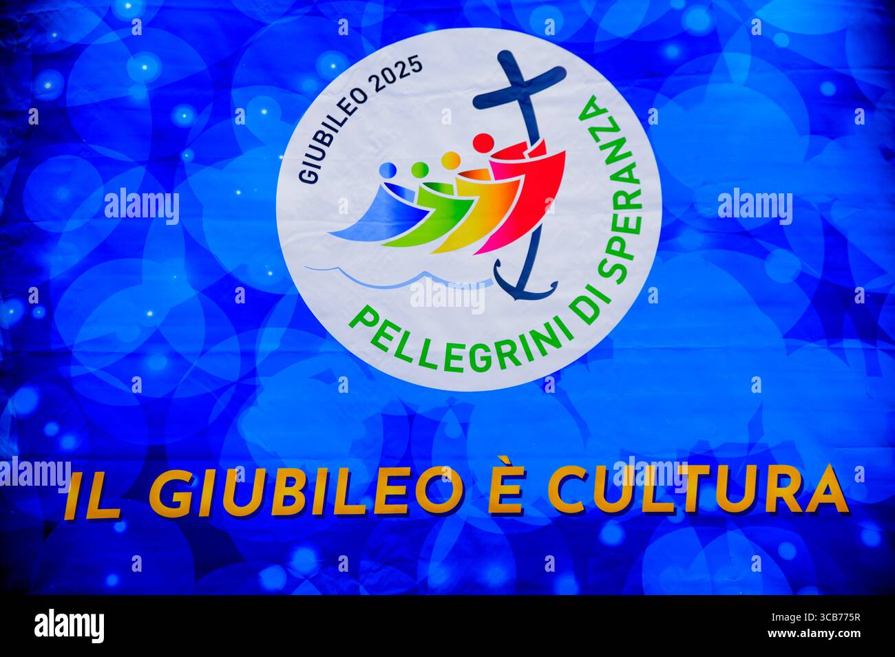 10 dicembre 2023, città del Vaticano, Stato della città del Vaticano: Il logo ufficiale del Giubileo 2025 con la scritta in italiano "pellegrini della speranza" e lo slogan "il Giubileo è cultura" in Piazza San Pietro durante il periodo natalizio nella città del Vaticano. (Immagine di credito: © Marcello Valeri/ZUMA Press Wire) Foto Stock