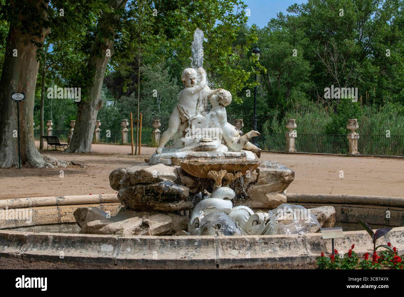 22 maggio 2022, Madrid, Spagna: Giardino dell'isola nei Giardini reali spagnoli, giardino del Parterre, Aranjuez, Spagna. Sala dei monarchi cattolici. Fontana della Boticaria all'inizio del Paseo de los Reyes CatÃ³licos. Nel 1777, sotto il regno di Carlo III, fu costruita una diga sul Tago lunga oltre 300 metri, sormontata da una ringhiera di ferro tra i piedistalli con vasi. Questo ha creato un ampio spazio che è stato trasformato in una passeggiata con la piantagione di diverse file di banani. All'inizio della passeggiata, entrando nel giardino attraverso il ponte orientale, la fontana del Boticaro Foto Stock