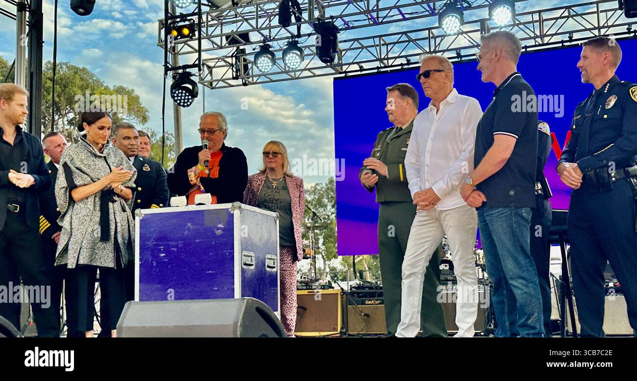 22 settembre 2023, Santa Barbara, California, Stati Uniti: A sinistra: Il Duca e la Duchessa del Sussex, il Principe Harry e la Principessa Meghan Markle, affiancati dai Chiefs dei vigili del fuoco di Santa Barbara, onorati al concerto dal vivo One805 e cena VIP presso la tenuta fronte oceano di Kevin Costnerâ. Kevin Costner è sulla destra, con Bill Barr capo della polizia della contea di Santa Barbara sulla destra e Adam McKaig, fondatore di Adamâ€™S Angels, sulla sinistra. Sia gli uomini che una donna hanno ricevuto il â€œHeart del premio di servizio Communityâ€, consegnato loro dalla coppia reale. ..questa è una raccolta fondi annuale di diversi milioni di dollari Foto Stock