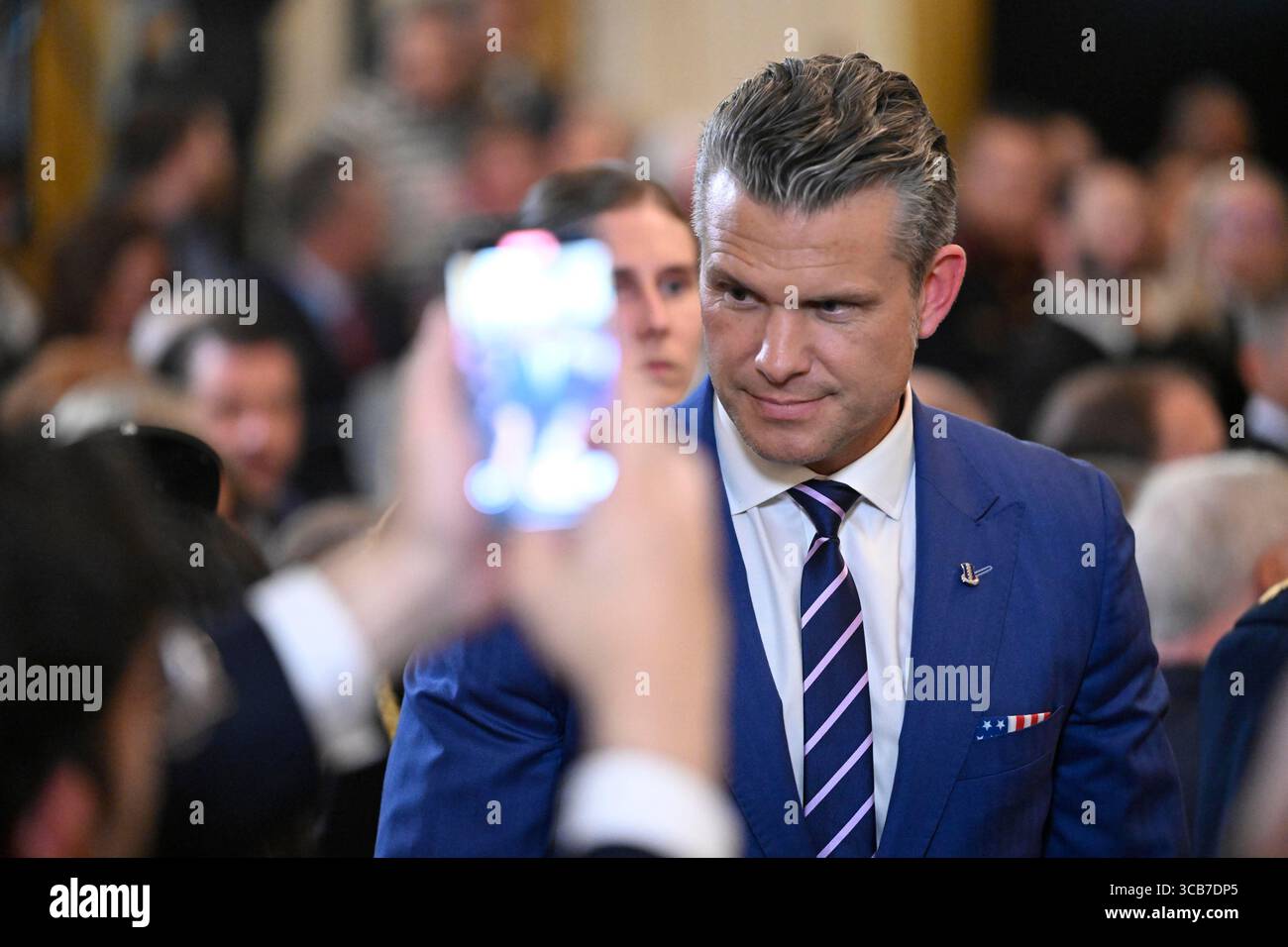 Il Segretario alla difesa degli Stati Uniti Pete Hegseth parla con un collega in vista della Purple Heart Ceremony, nella East Room della Casa Bianca, a Washington, DC, giovedì 7 agosto 2025. Crediti: Mattie Neretin/CNP /MediaPunch Foto Stock