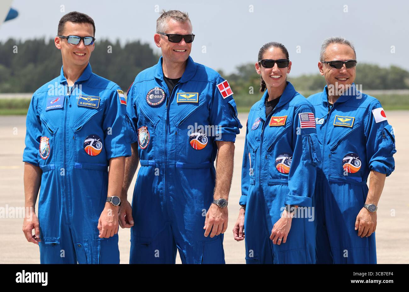 20 agosto 2023, Cape Canaveral, Florida - USA: Da sinistra, Konstantin Borisov di Roscosmos; l'astronauta dell'ESA (Agenzia spaziale europea) Andreas Mogensen; l'astronauta della NASA Jasmin Moghbeli; e l'astronauta della JAXA (Agenzia aerospaziale giapponese) Satoshi Furukawa, i membri dell'equipaggio-7, posano per le foto mentre arrivano al Kennedy Space Center Shuttle Landing Facility, per la loro prossima missione, il 20 agosto 2023. (Immagine di credito: © Ricardo Ramirez Buxeda/Orlando Sentinel tramite ZUMA Press Wire) Foto Stock