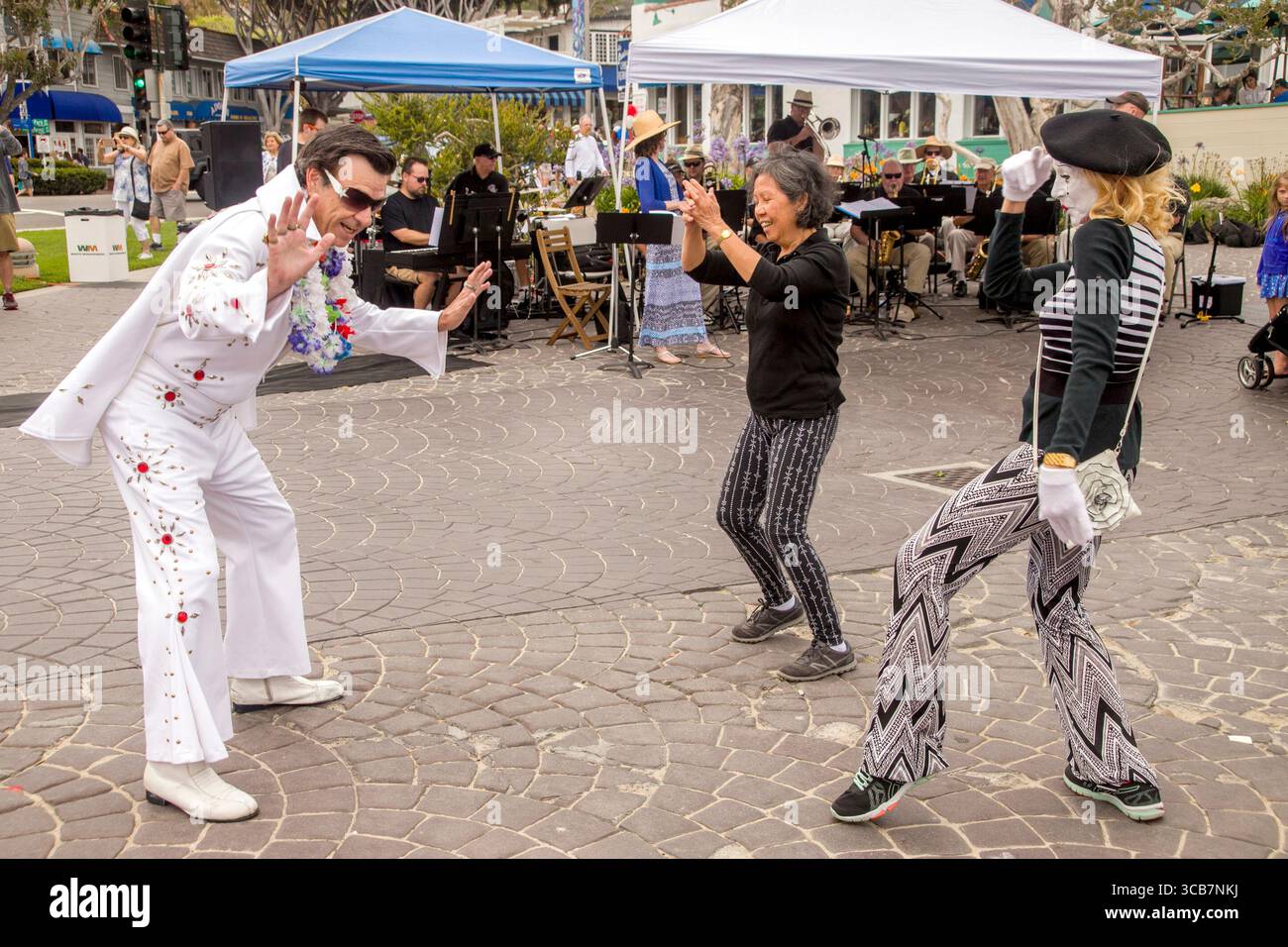 16 giugno 2018, Laguna Beach, California: Un imitatore di Elvis, un mimo in trucco bianco, e una donna asiatica americana ballano su ciottoli in un festival musicale all'aperto a Laguna Beach, CA. (Credit Image: © Spencer Grant/ZUMA Press Wire) Foto Stock