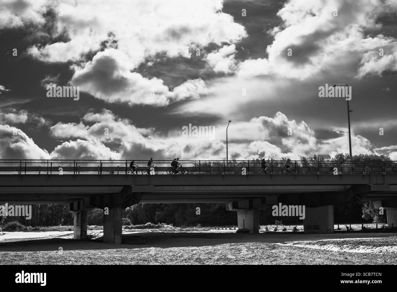 Ritira alcune attrezzature per il lavoro e poi fotografa le scene vicino al fiume. Foto Stock