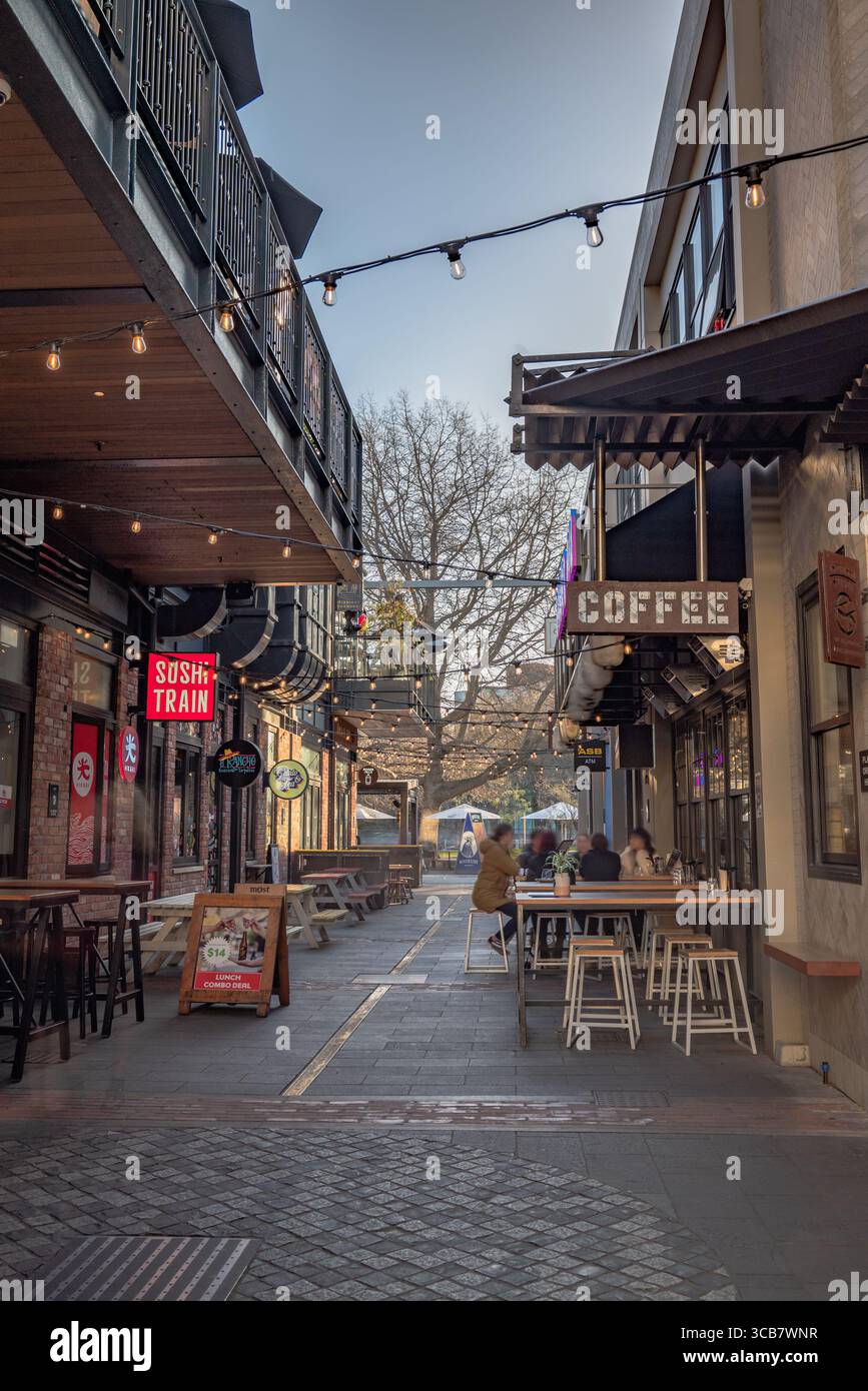 Ho estratto la fotocamera con 2 filtri ND e il treppiede per rallentare le mie fotografie fino a 2-3 minuti di esposizione. Foto Stock