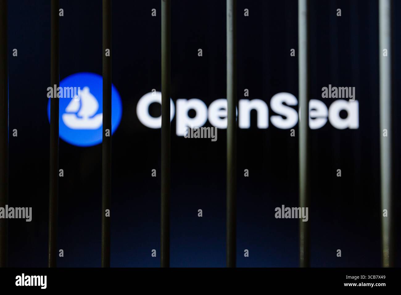 22 agosto 2023, Asuncion, Paraguay: Il logo OpenSea viene visualizzato dietro le sbarre. Damian Williams, procuratore statunitense per il distretto meridionale di New York, ha annunciato che Nathaniel Chastain, ex product manager di Ozone Networks, Inc. D/b/a OpenSea, è stata condannata oggi a tre mesi di carcere in relazione a un piano per commettere insider trading in token non fungibili, o ''NFT'', utilizzando informazioni riservate su quali NFT sarebbero stati pubblicati sulla homepage di OpenSea per il suo guadagno finanziario personale. (Immagine di credito: © Andre M. Chang/ZUMA Press Wire) Foto Stock