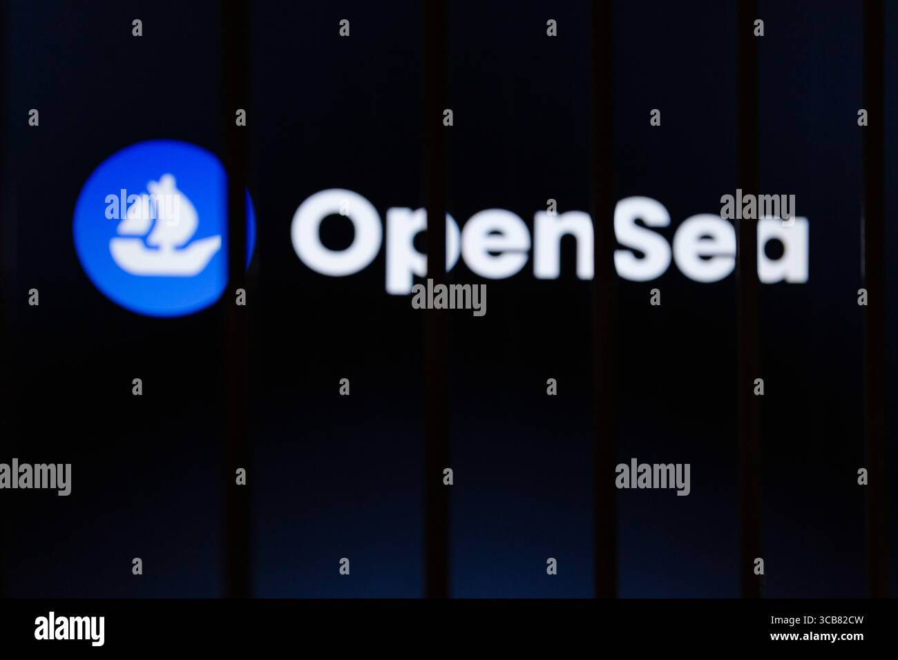 22 agosto 2023, Asuncion, Paraguay: Il logo OpenSea viene visualizzato dietro le sbarre. Damian Williams, procuratore statunitense per il distretto meridionale di New York, ha annunciato che Nathaniel Chastain, ex product manager di Ozone Networks, Inc. D/b/a OpenSea, è stata condannata oggi a tre mesi di carcere in relazione a un piano per commettere insider trading in token non fungibili, o ''NFT'', utilizzando informazioni riservate su quali NFT sarebbero stati pubblicati sulla homepage di OpenSea per il suo guadagno finanziario personale. (Immagine di credito: © Andre M. Chang/ZUMA Press Wire) Foto Stock