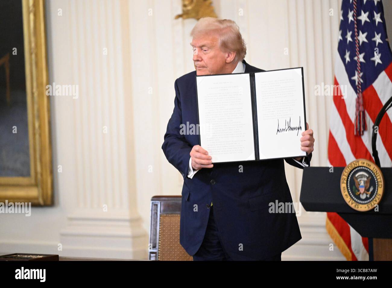 Il presidente degli Stati Uniti Donald J Trump ha firmato un disegno di legge che designa il 7 agosto come National Purple Heart Day, durante la celebrazione annuale del Purple Heart Day nella East Room della Casa Bianca, a Washington, DC, giovedì 7 agosto 2025. Crediti: Mattie Neretin/CNP Foto Stock