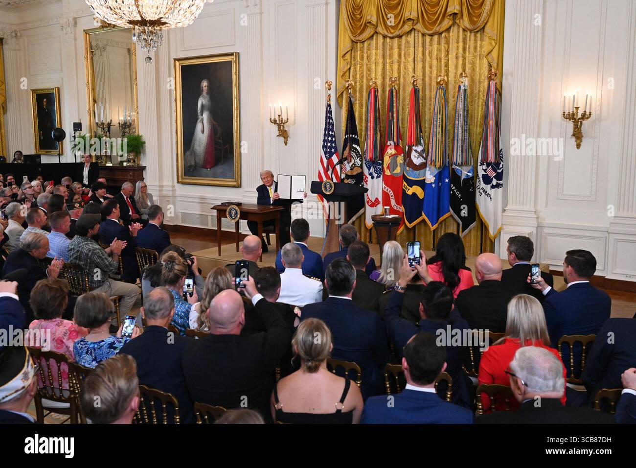 Il presidente degli Stati Uniti Donald J Trump ha firmato un disegno di legge che designa il 7 agosto come National Purple Heart Day, durante la celebrazione annuale del Purple Heart Day nella East Room della Casa Bianca, a Washington, DC, giovedì 7 agosto 2025. Crediti: Mattie Neretin/CNP Foto Stock