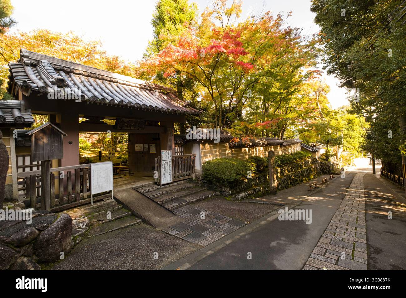 Un antico tempio giapponese in un ambiente tranquillo, adornato da un vivace fogliame autunnale, che trasuda tranquillità e patrimonio culturale Foto Stock