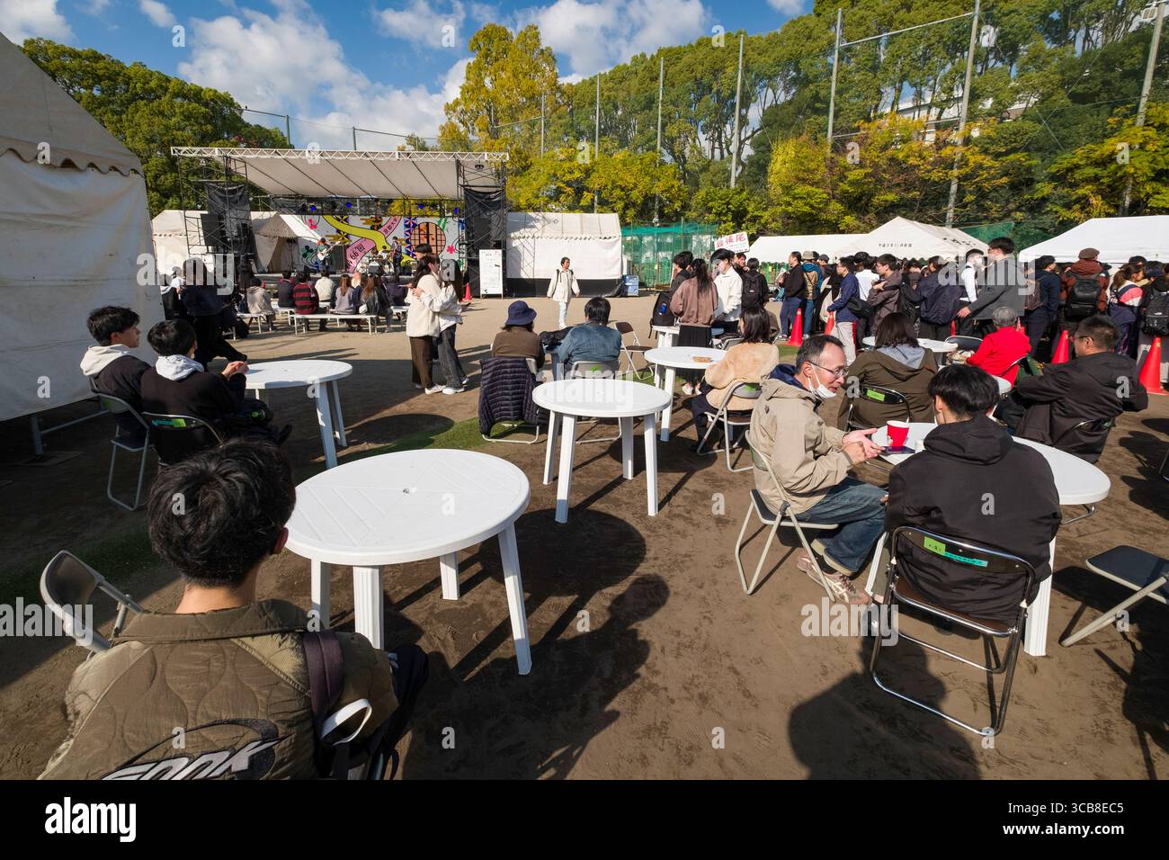 Il festival autunnale dell'Università di Kyoto offre spettacoli dal vivo, interazioni sociali, disposizione dei posti a sedere e varie persone che si godono l'atmosfera in mezzo Foto Stock