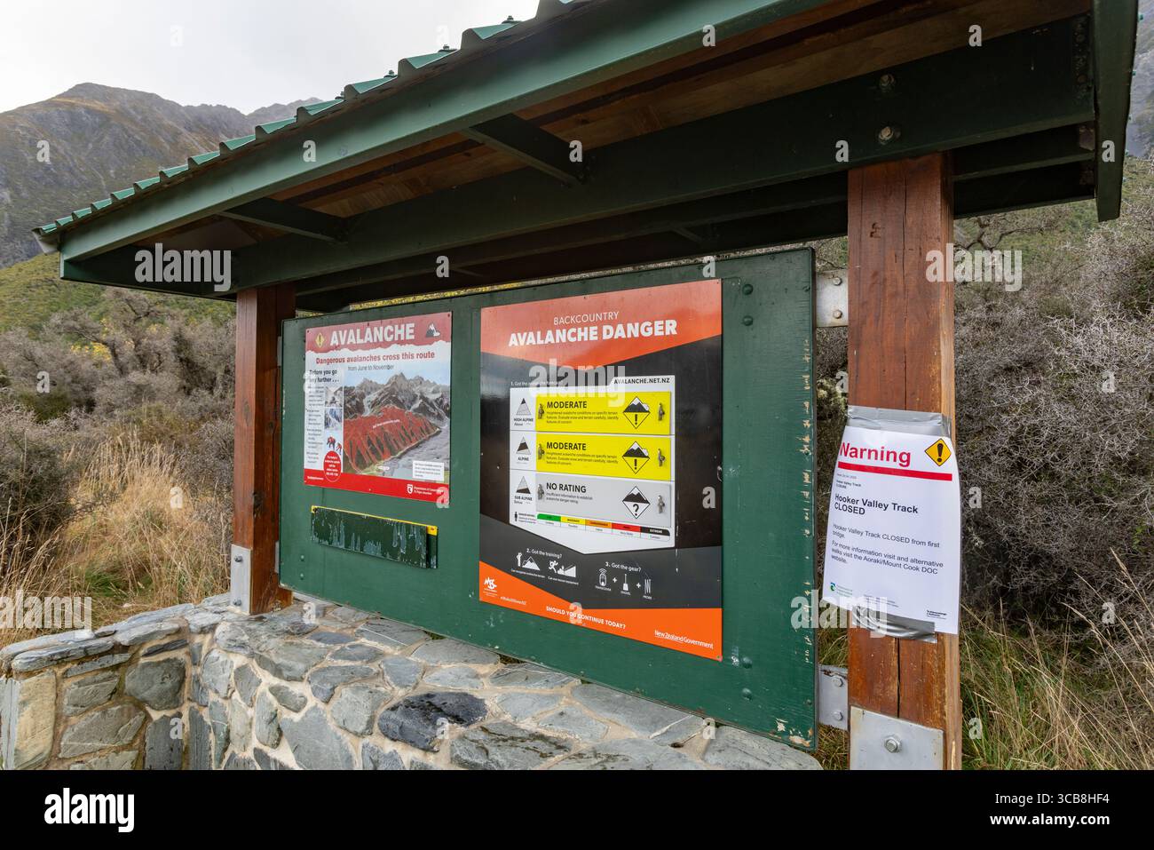 Parco nazionale di Aoraki Mount Cook, valutazione del rischio di valanghe moderata per la regione di pista della capanna Ball, pista della Hooker Valley chiusa, nuova Zelanda Foto Stock Parco nazionale di Aoraki Mount Cook, valutazione del rischio di valanghe moderata per la regione di pista della capanna Ball, pista della Hooker Valley chiusa, nuova Zelanda Foto Stock
