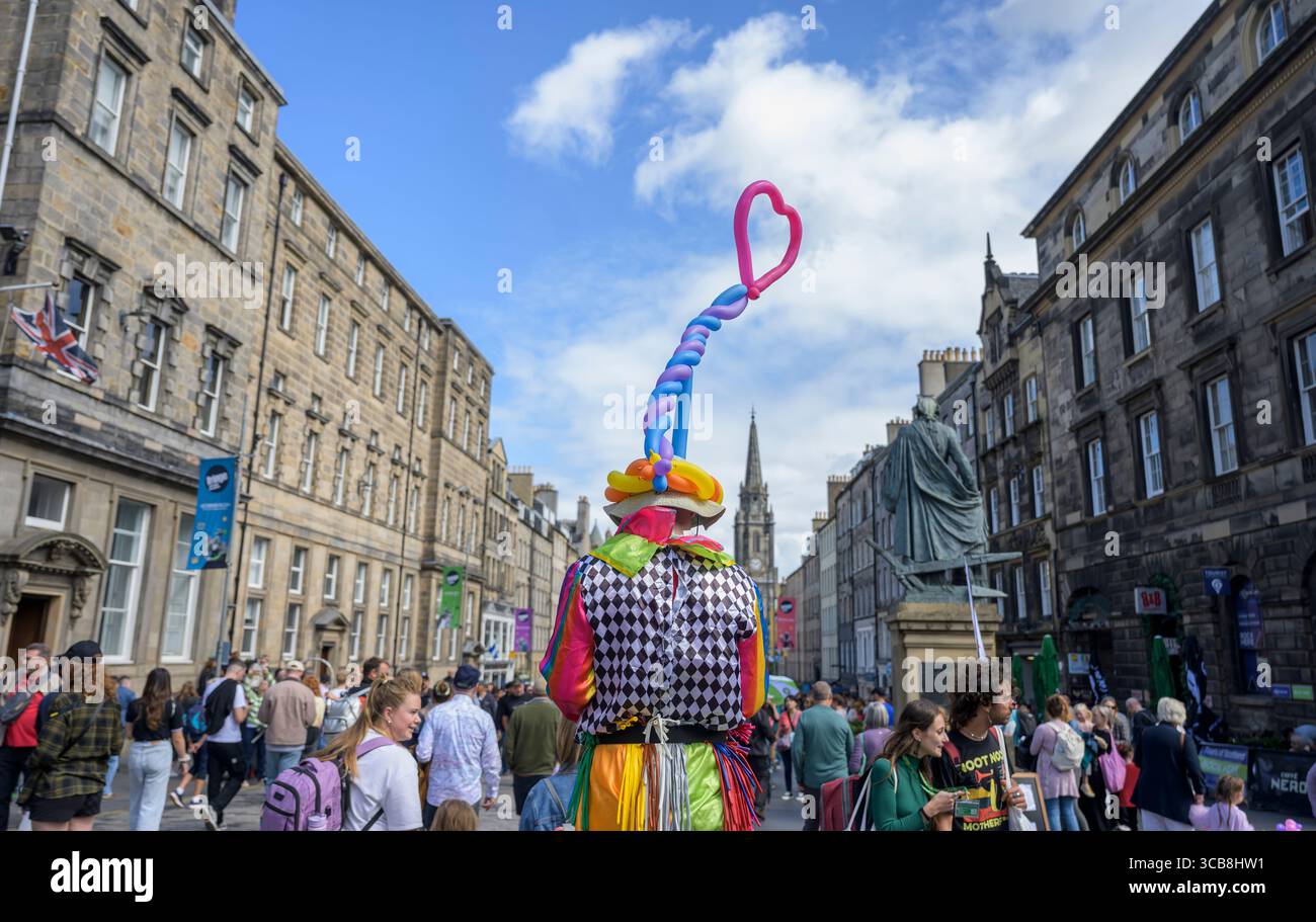 Edimburgo, Regno Unito. 7 agosto 2025. 7 agosto 2025 Edimburgo, Edinburgh Fringe Festival. L'Edinburgh Fringe è ora in pieno svolgimento e la folla si affolla al Royal Mile per sperimentare la varietà di talenti, immagini e suoni degli artisti di strada. Scena di strada con clown e palloncini. Credito PIC: phil wilkinson/Alamy Live News Foto Stock