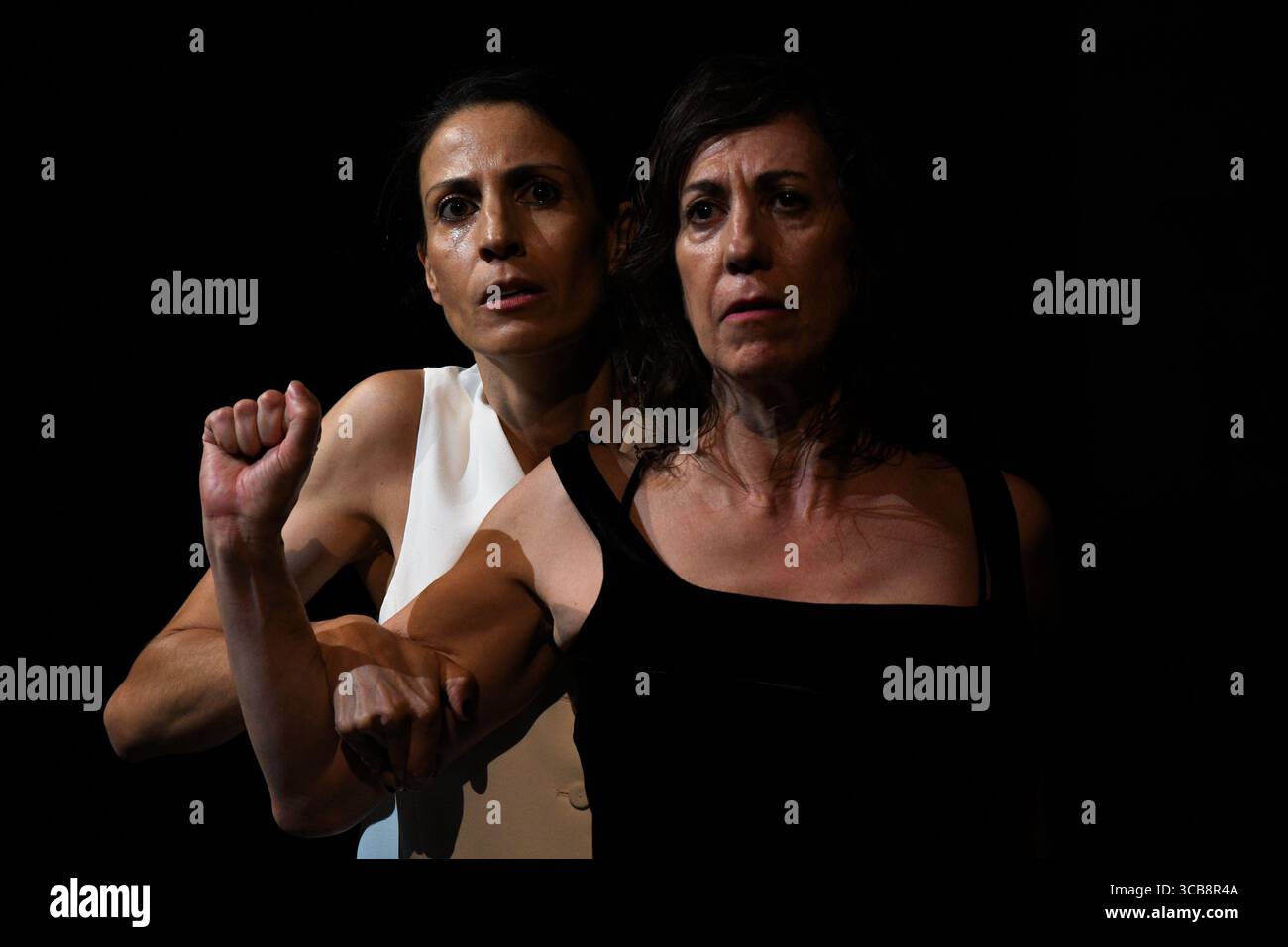 19 luglio 2023, Avignone, Provence-Alpes-CÃ´te d'Azur, Francia: Isabel Abreu e Jone San Martin Astigarraga si esibiscono durante la presentazione dello spettacolo. La coreografa Mathilde Monnier presenta ''Black Lights'' al Festival di Avignone. Attingendo dalle opere di dieci autori femminili internazionali, che hanno ispirato la serie TV di grande impatto ''H24'', le esibizioni di danza servono da manifesto per il tributo mentale e fisico che le donne devono affrontare a causa di varie forme di violenza. (Immagine di credito: © Igor Ferreira/SOPA Images via ZUMA Press Wire) Foto Stock