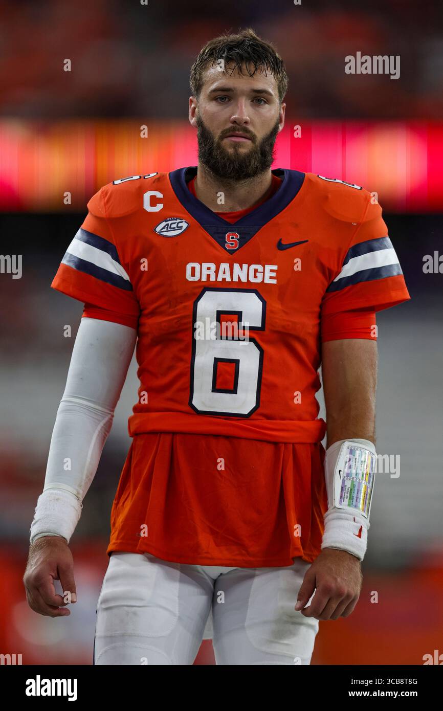 9 settembre 2023, Syracuse, New York, Stati Uniti: Durante la partita non-conference tra Syracuse University e Western Michigan University, il quarterback titolare, GARRETT SHRADER, della Syracuse University è uscito per il secondo tempo dopo un primo tempo molto produttivo (Credit Image: © Scott Rausenberger/ZUMA Press Wire) Foto Stock