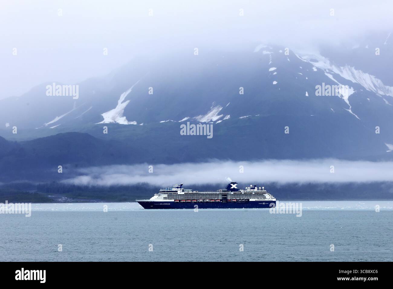 10 agosto 2023, Hubbard Glacier, Alaska, USA: Celebrity Millennium naviga attraverso Disenchantment Bay fuori Hubbard Glacier, Alaska. La nave da crociera classe Millenium, gestita da Celebrity Cruises (Royal Caribbean Group), può ospitare oltre 2.200 passeggeri ed è stata ristrutturata nel 2019. (Immagine di credito: © Christopher Drost/SHIFT digital tramite ZUMA Press Wire) Foto Stock