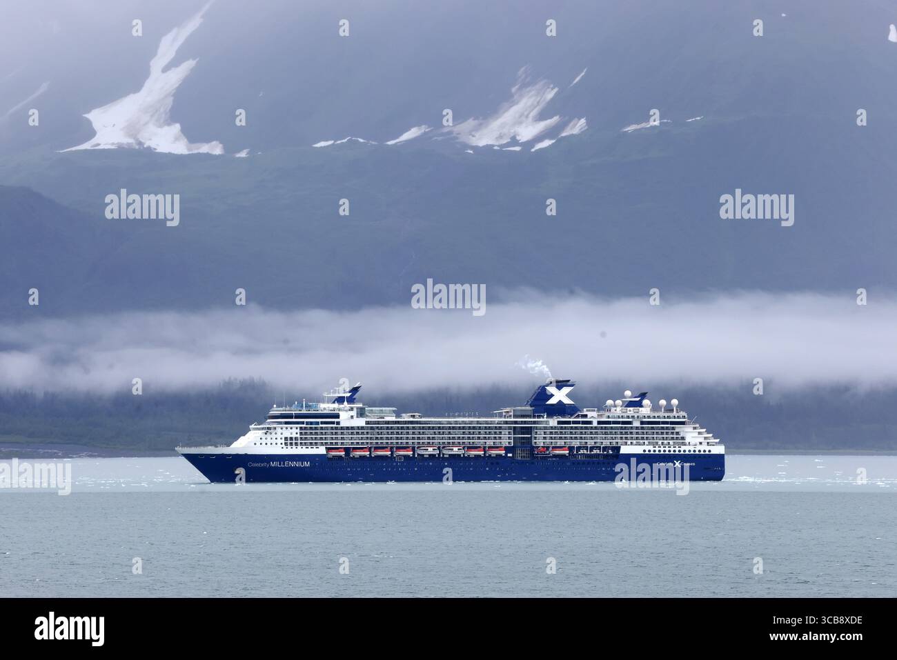 10 agosto 2023, Hubbard Glacier, Alaska, USA: Celebrity Millennium naviga attraverso Disenchantment Bay fuori Hubbard Glacier, Alaska. La nave da crociera classe Millenium, gestita da Celebrity Cruises (Royal Caribbean Group), può ospitare oltre 2.200 passeggeri ed è stata ristrutturata nel 2019. (Immagine di credito: © Christopher Drost/SHIFT digital tramite ZUMA Press Wire) Foto Stock