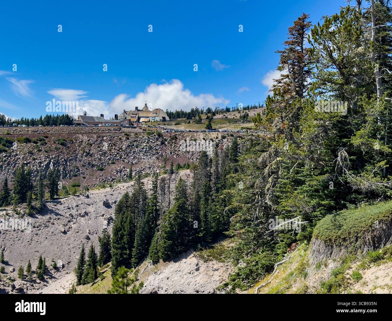 Il Timberline Lodge, una splendida montagna, sorge in mezzo a una natura selvaggia, Timberline Trail, Mount Hood, Mount Hood National Forest, Oregon, Stati Uniti Foto Stock